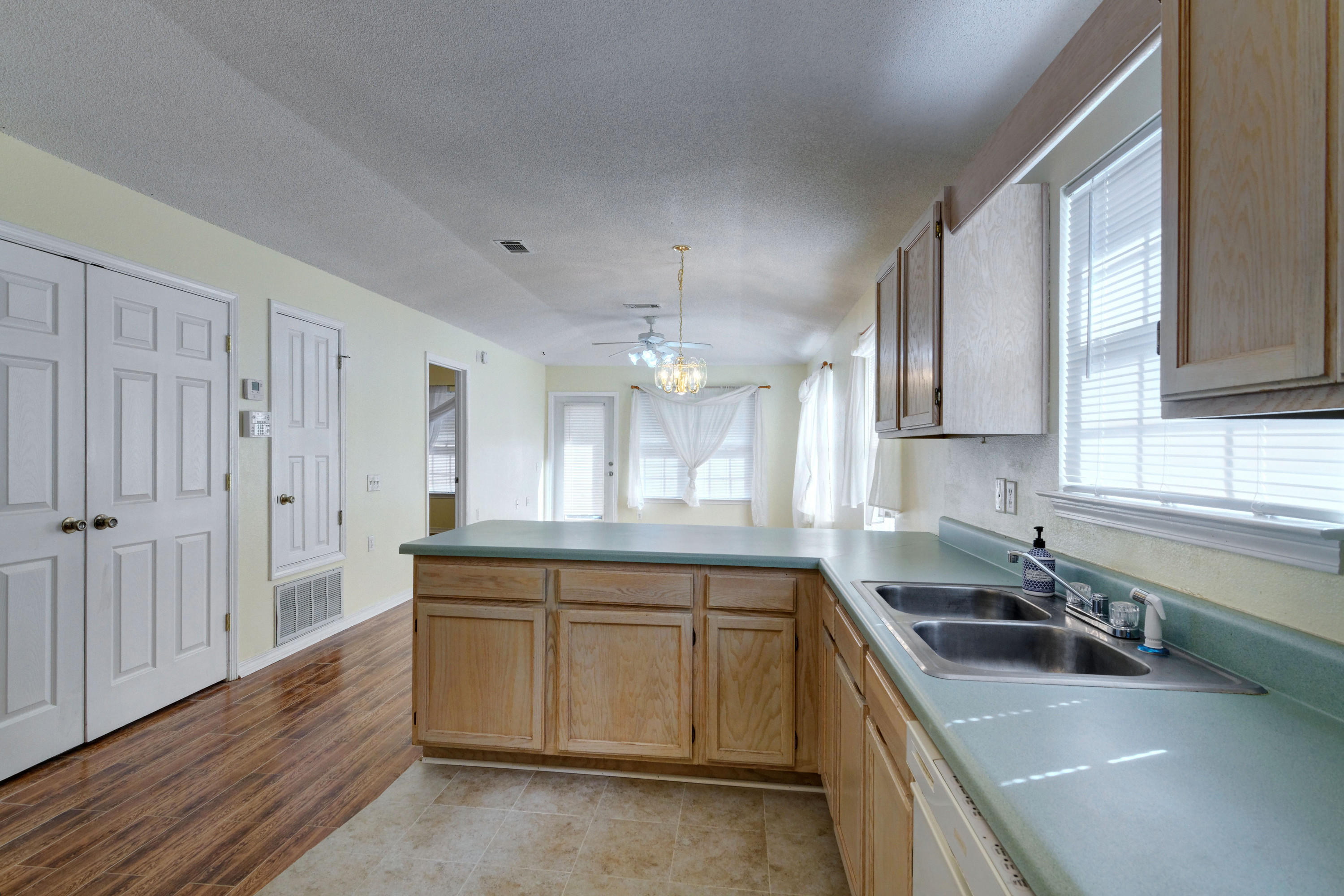 CRYSTAL LAKE - Residential