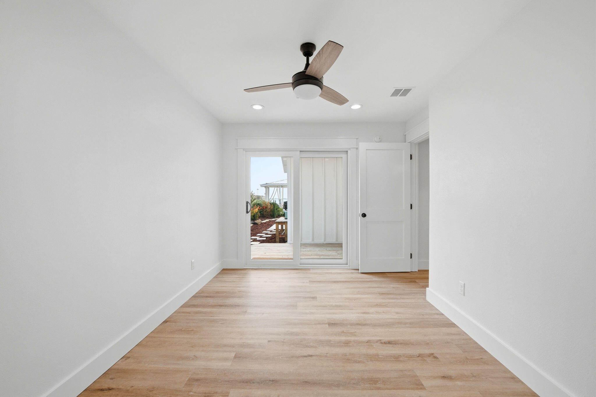 CRESCENT SHORES - Residential