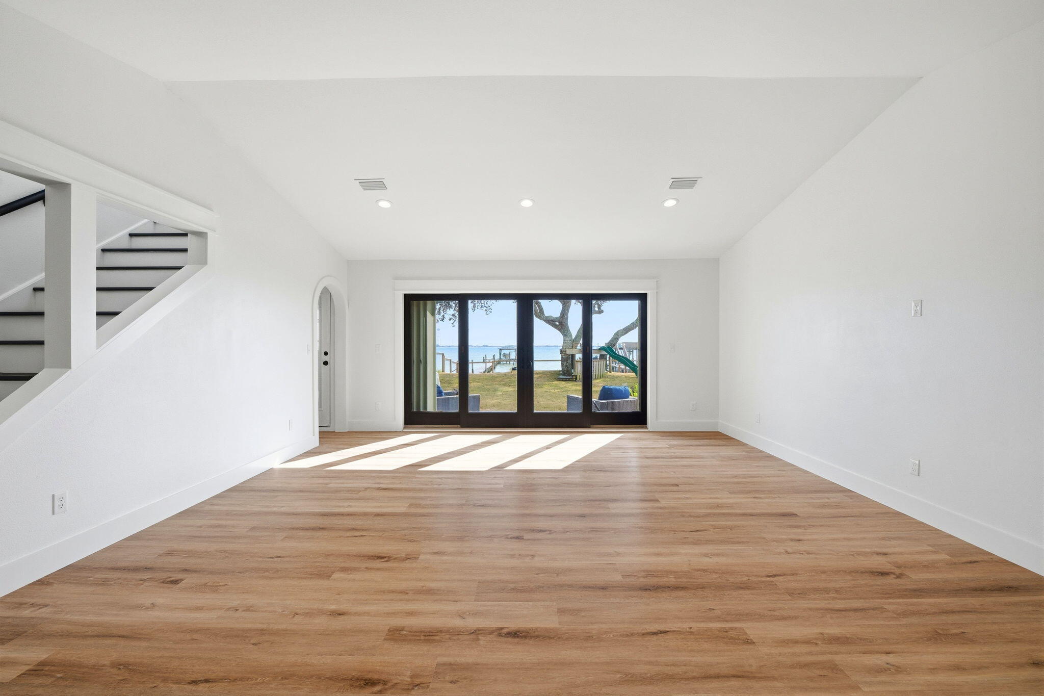 CRESCENT SHORES - Residential