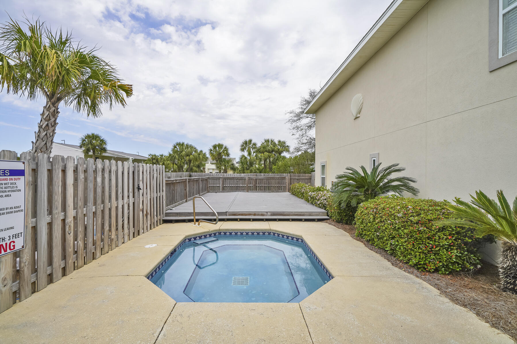 Royal Seaesta - Residential