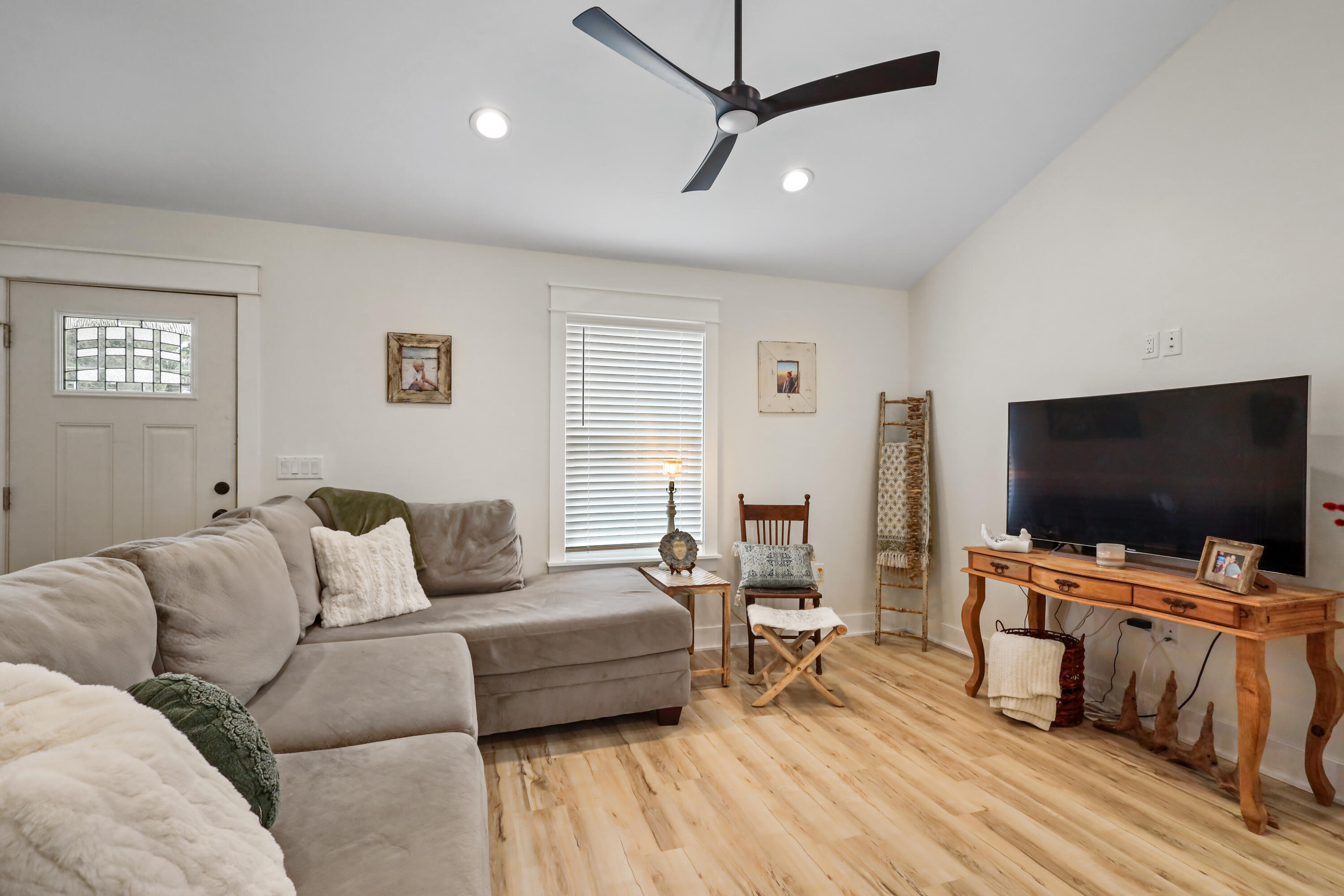 OAK WOOD HILLS UNIT 1 - Residential Lease