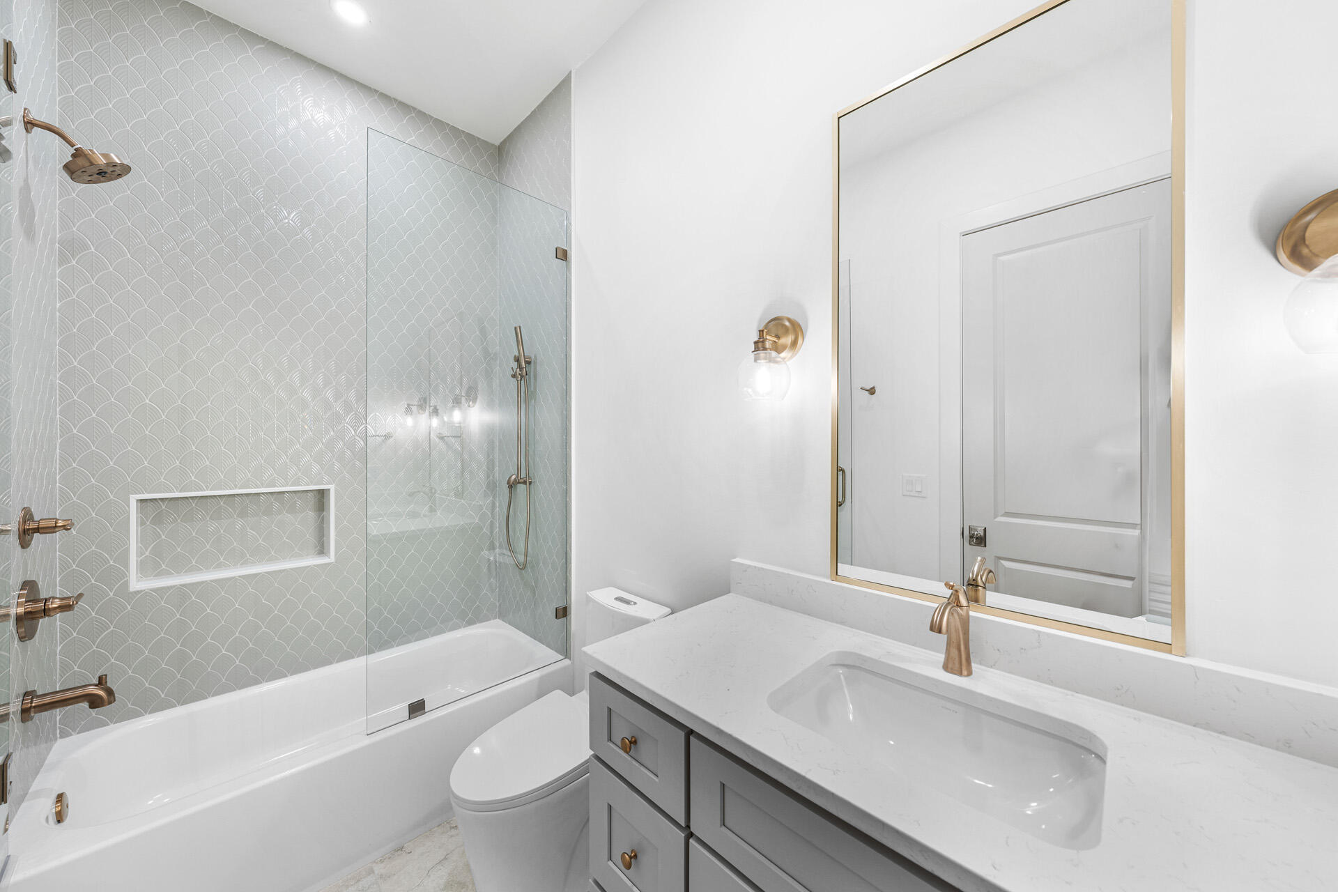 SECLUSION BAY - Residential