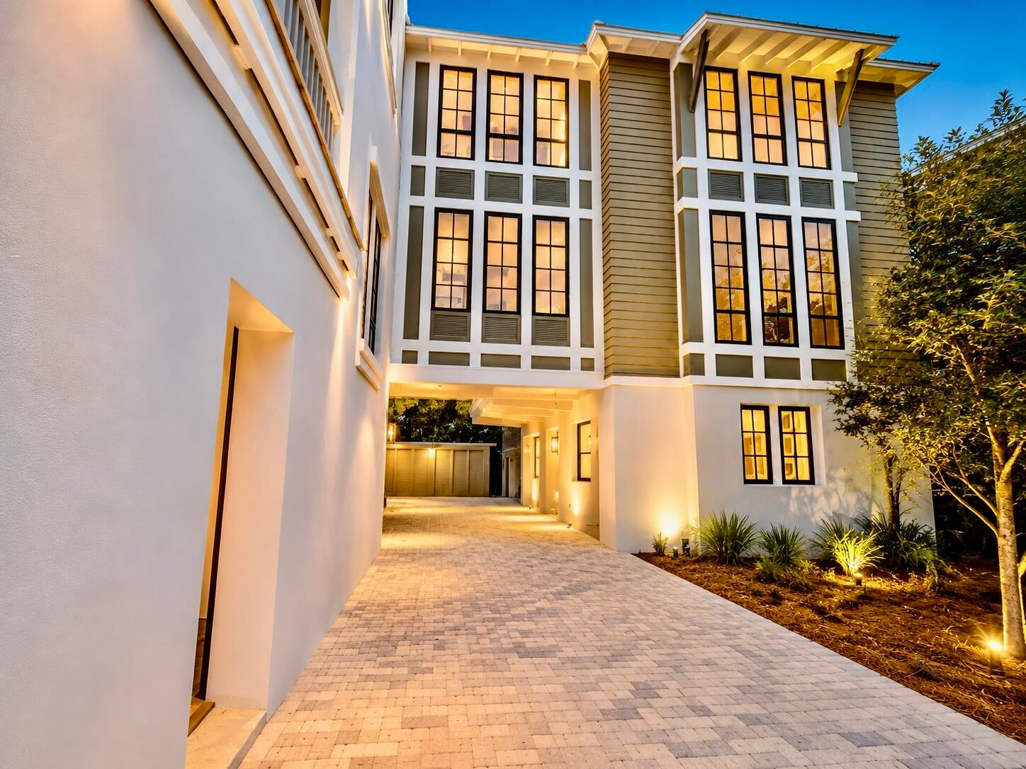 151 E St Lucia