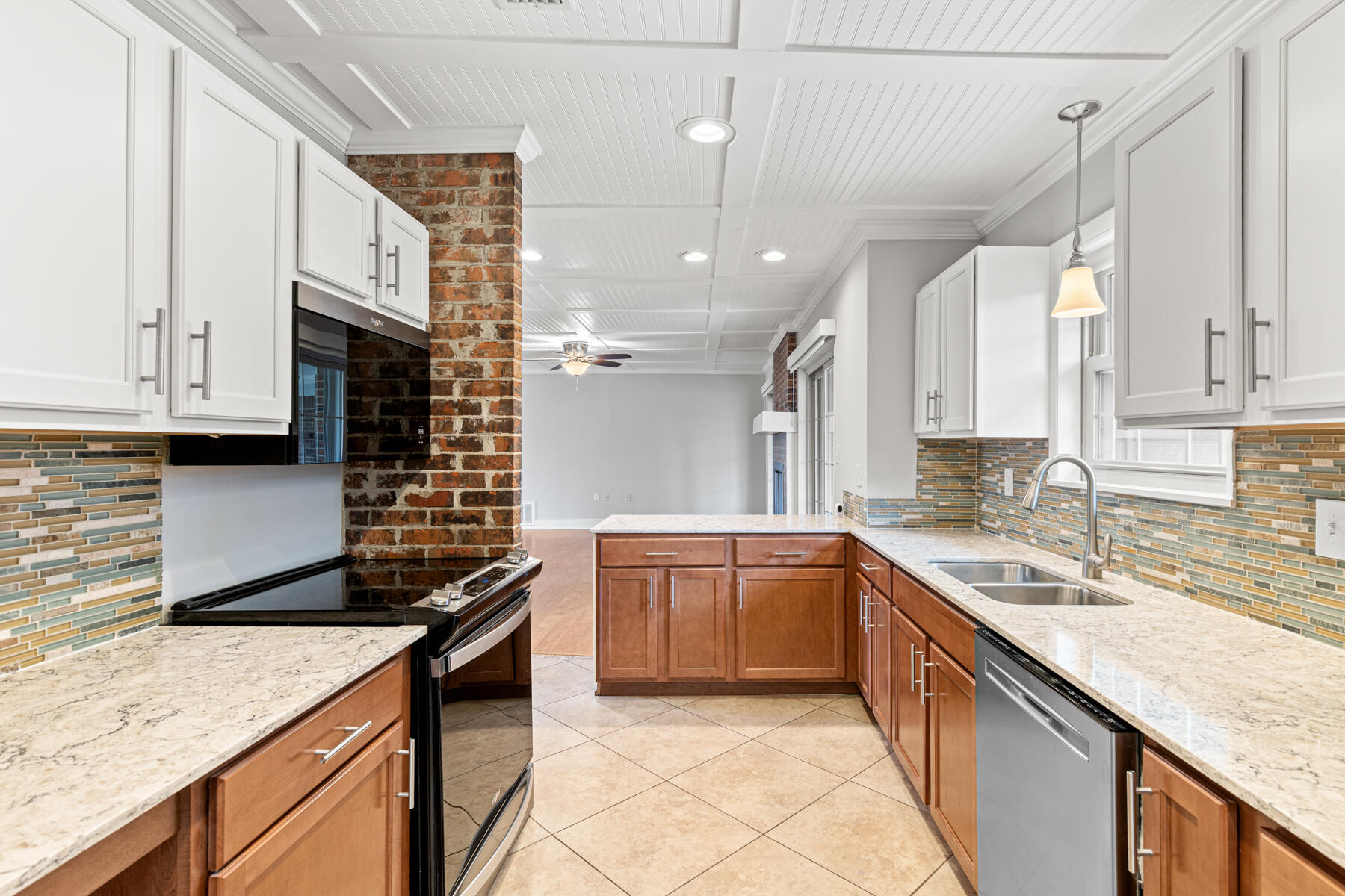 COUNTRY CLUB ESTATES - KENWOOD - Residential