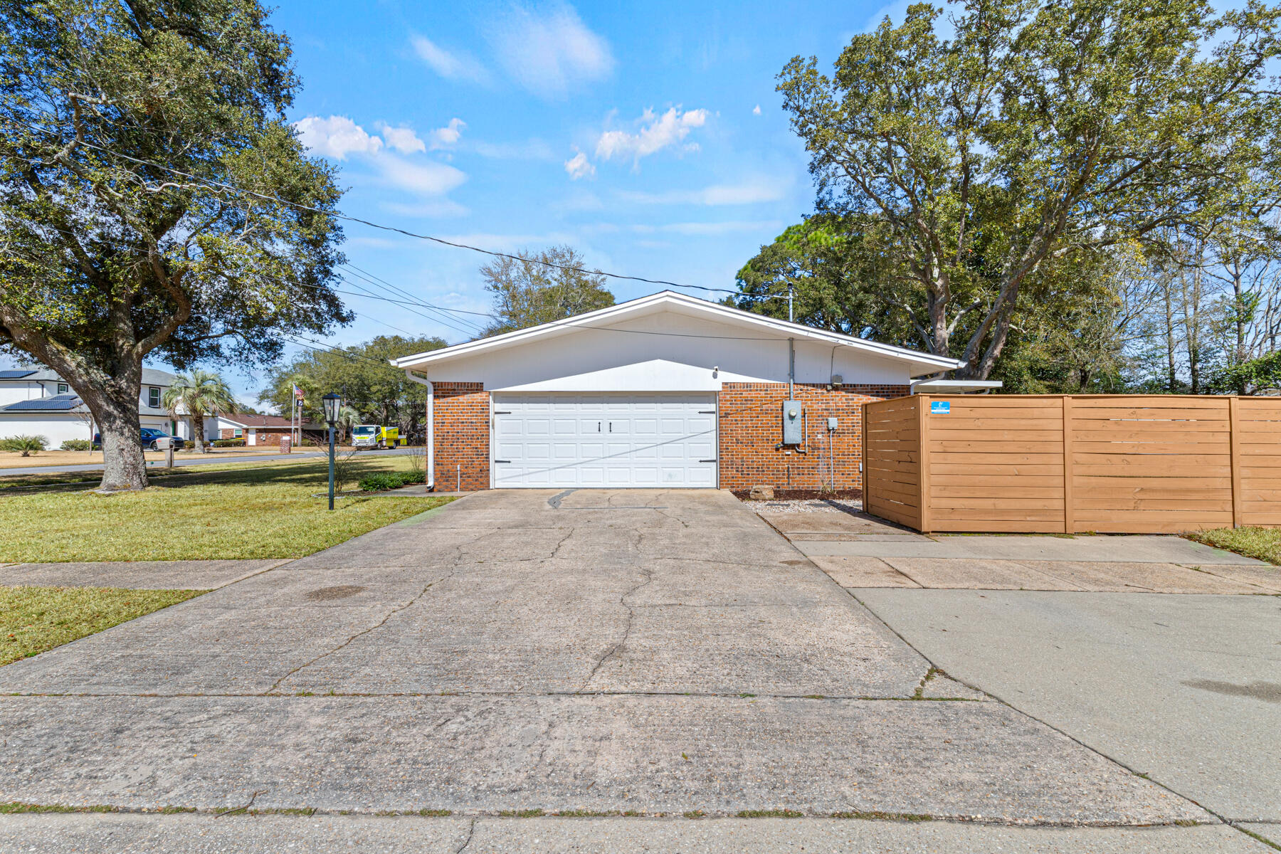 COUNTRY CLUB ESTATES - KENWOOD - Residential