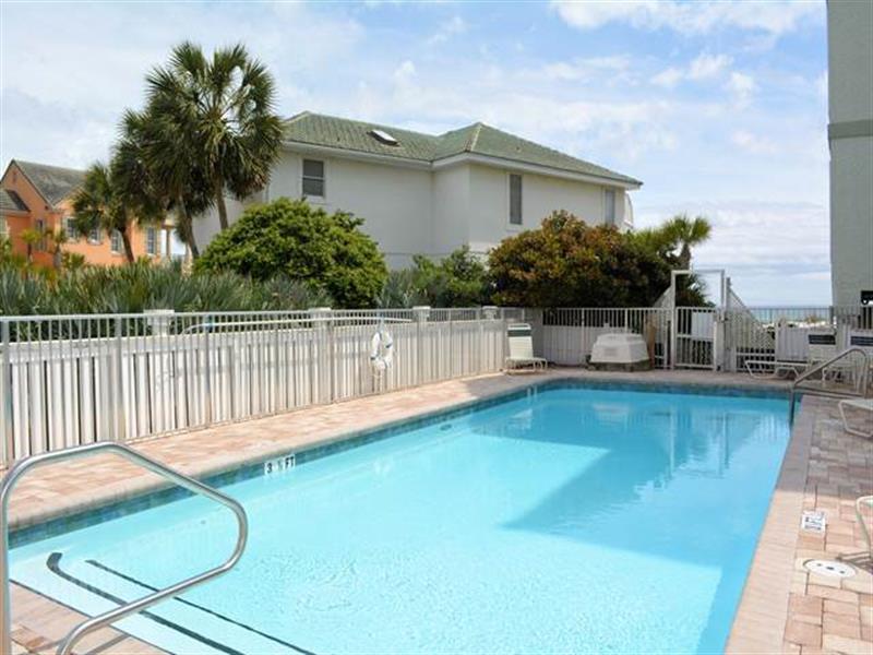 COMMODORE'S RETREAT LIMITED CONDO - Residential