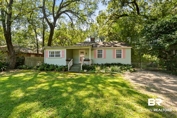 Photo 1 of 21 — 5105 E Village Circle, Mobile, AL 36608