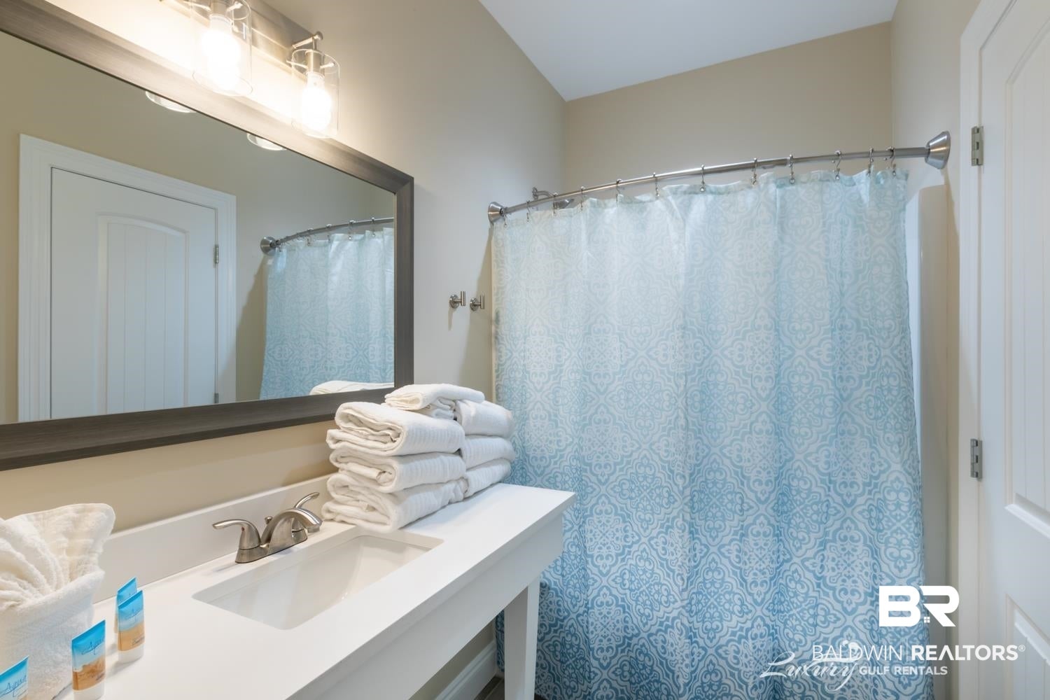 332 W Beach Blvd, Gulf Shores, AL, 36542, USA, 8 Bedrooms Bedrooms, ,10 BathroomsBathrooms,Residential,Contingent,332 W Beach Blvd,398610