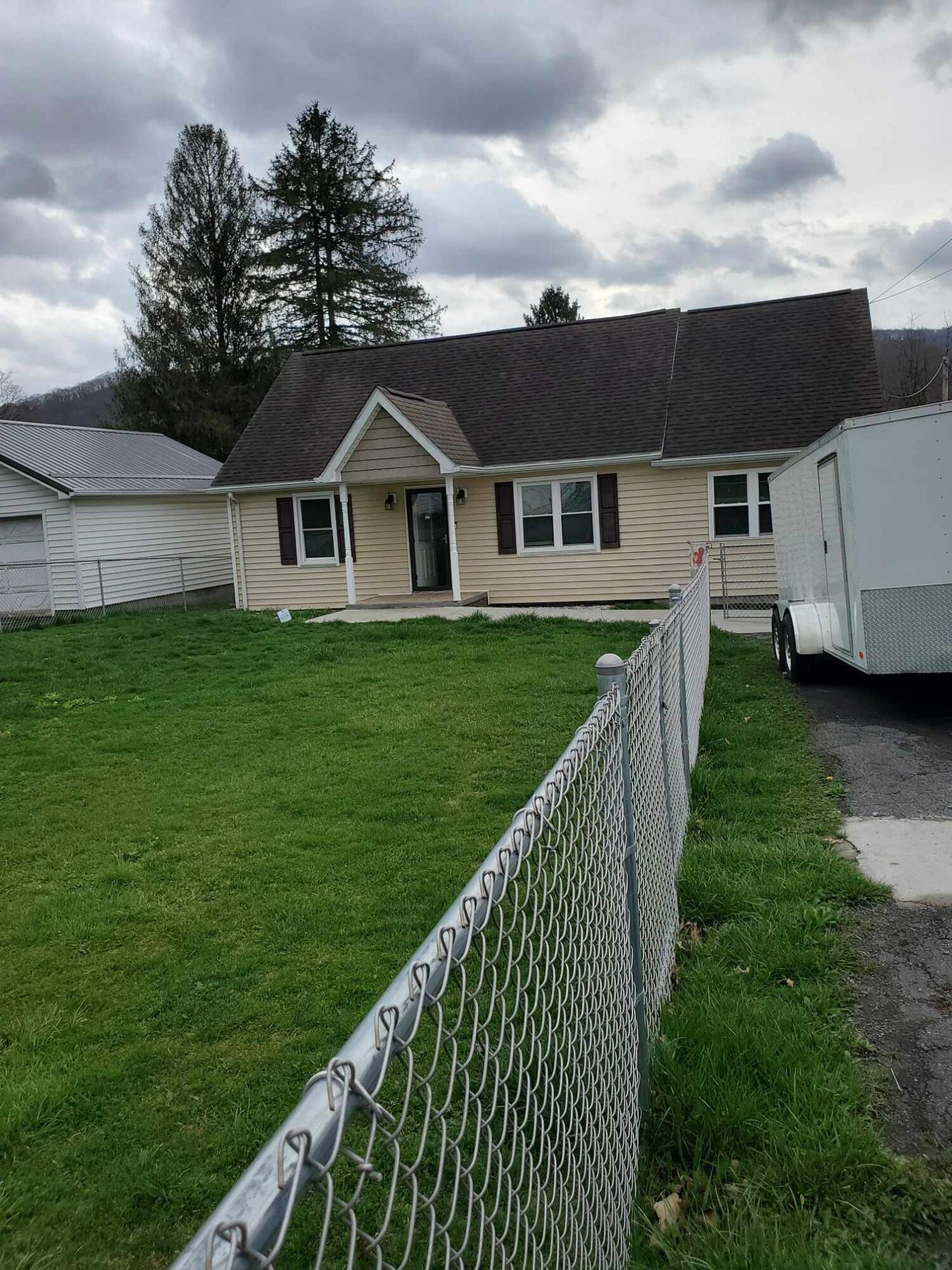 1747 S Sewell St, Rainelle, West Virginia image 2