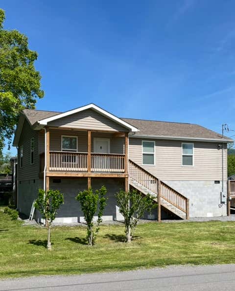 Homes For Sale - 127 Calhoun St<br/> Alderson, WV 24910