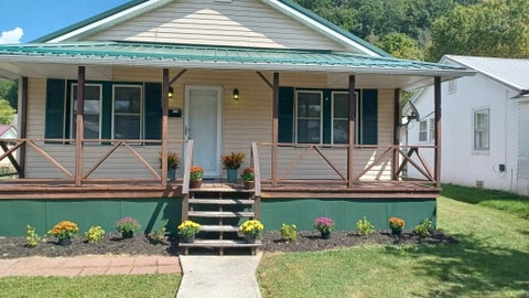 Homes For Sale - 225 Ohio Ave<br/> Rainelle, WV 25962
