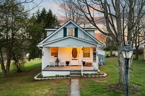 Homes For Sale - 366 Montvue Dr<br/> Lewisburg, WV 24901