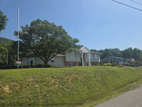 Homes For Sale - 381 Pennsylvania Ave<br/> Rainelle, WV 25962