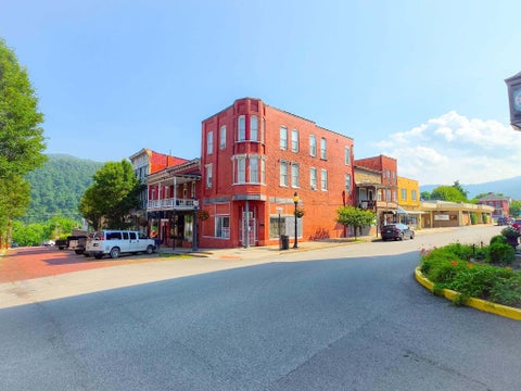 Homes For Sale - 301 Temple St<br/> Hinton, WV 25951