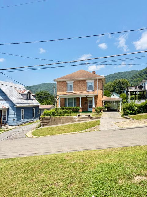 Homes For Sale - 211 9th Ave<br/> Hinton, WV 25951