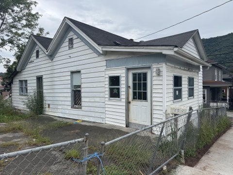 Homes For Sale - 212 12th Ave<br/> Hinton, WV 25951
