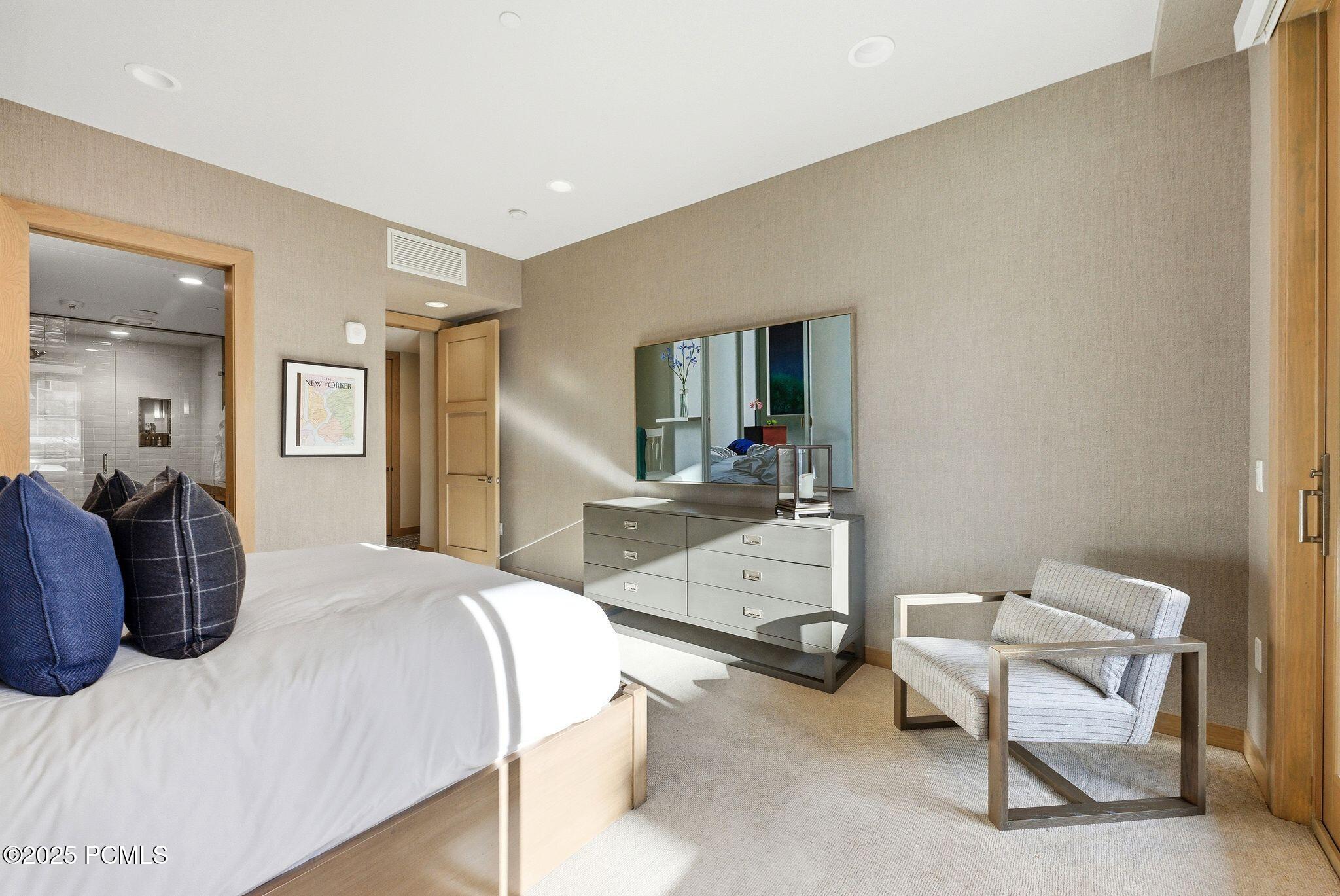 Park City, Utah 84060, United States, 2 Bedrooms Bedrooms, ,3 BathroomsBathrooms,Residential,Pending,253208