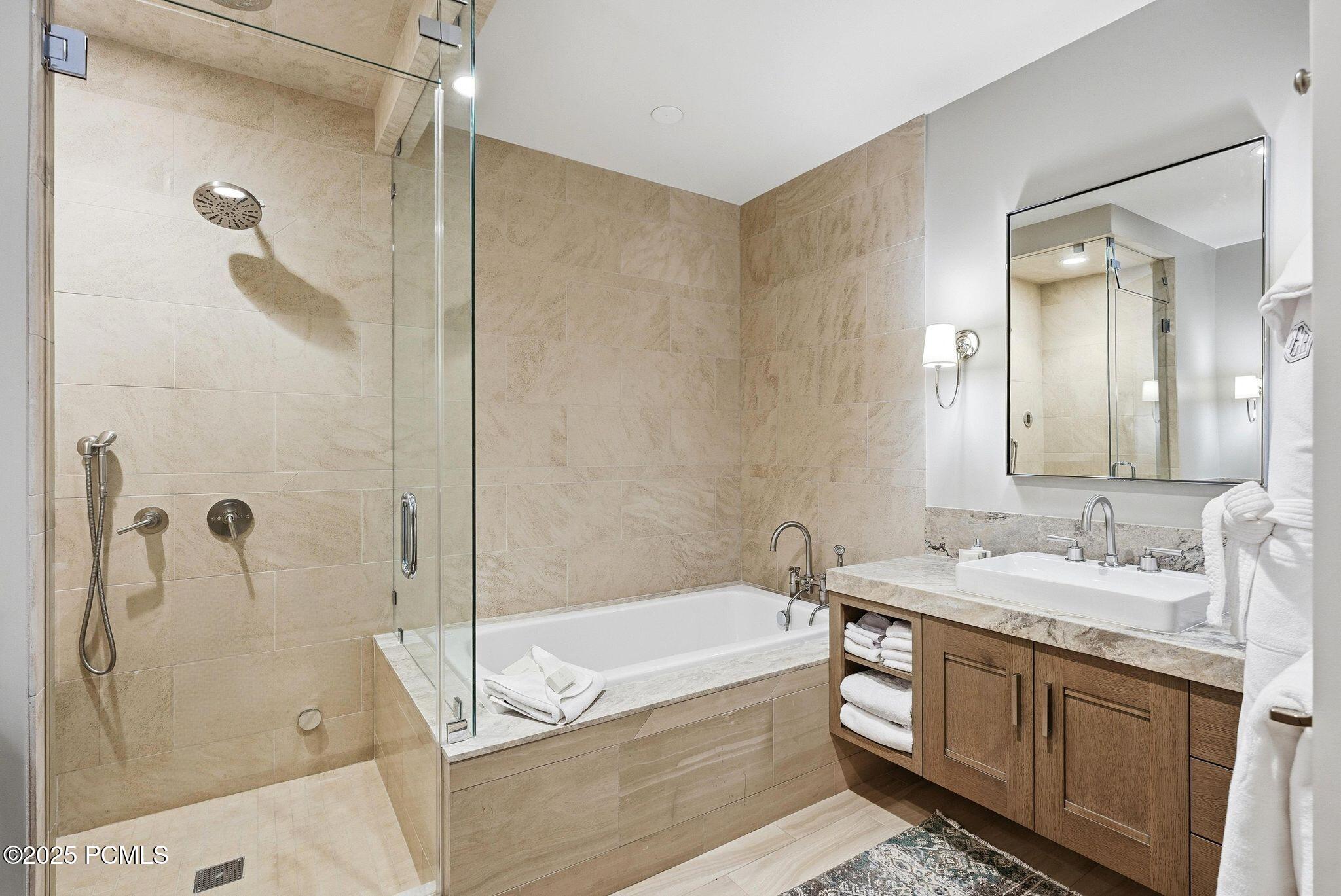 Park City, Utah 84060, United States, 2 Bedrooms Bedrooms, ,3 BathroomsBathrooms,Residential,Pending,253208