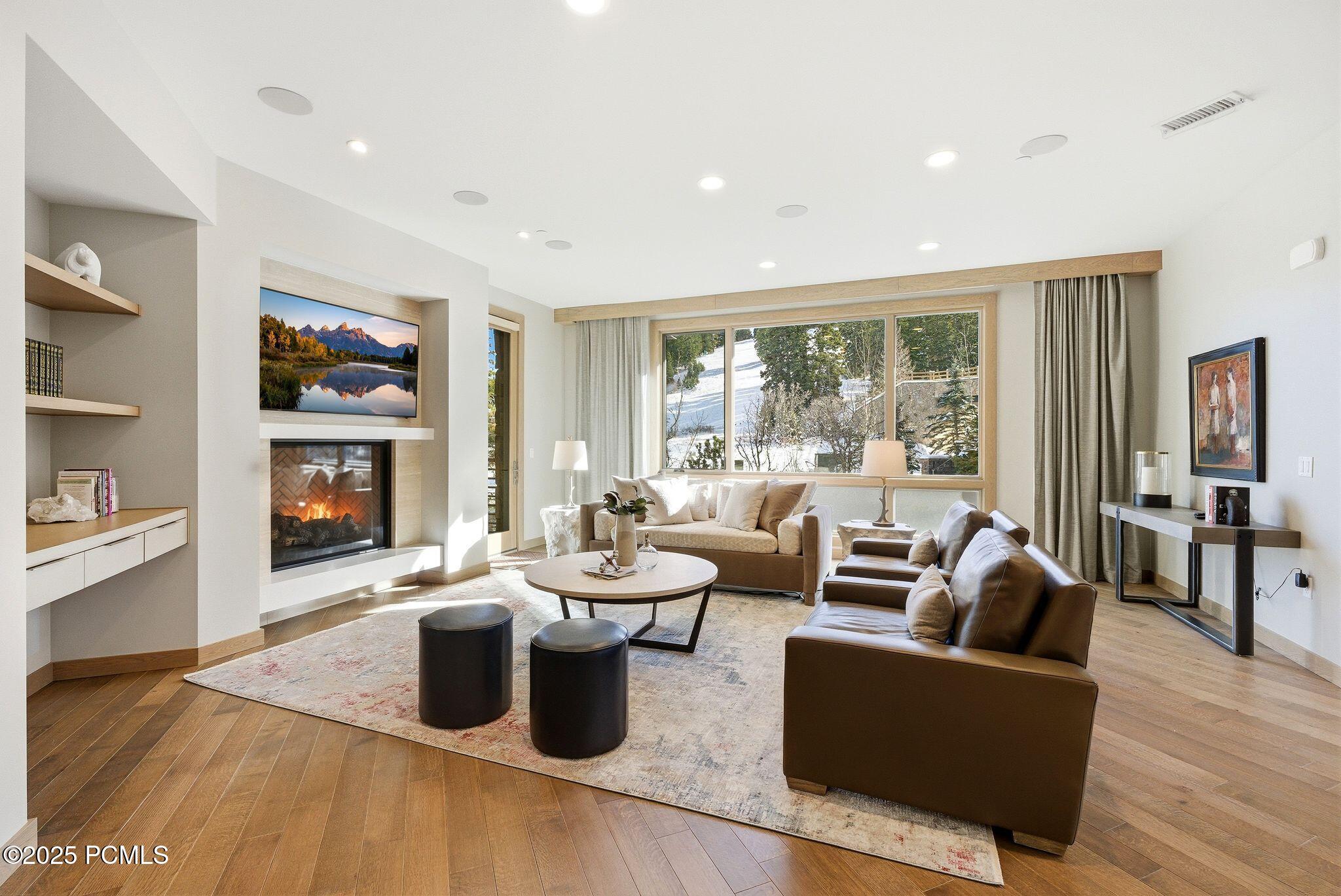 Park City, Utah 84060, United States, 2 Bedrooms Bedrooms, ,3 BathroomsBathrooms,Residential,Pending,253208