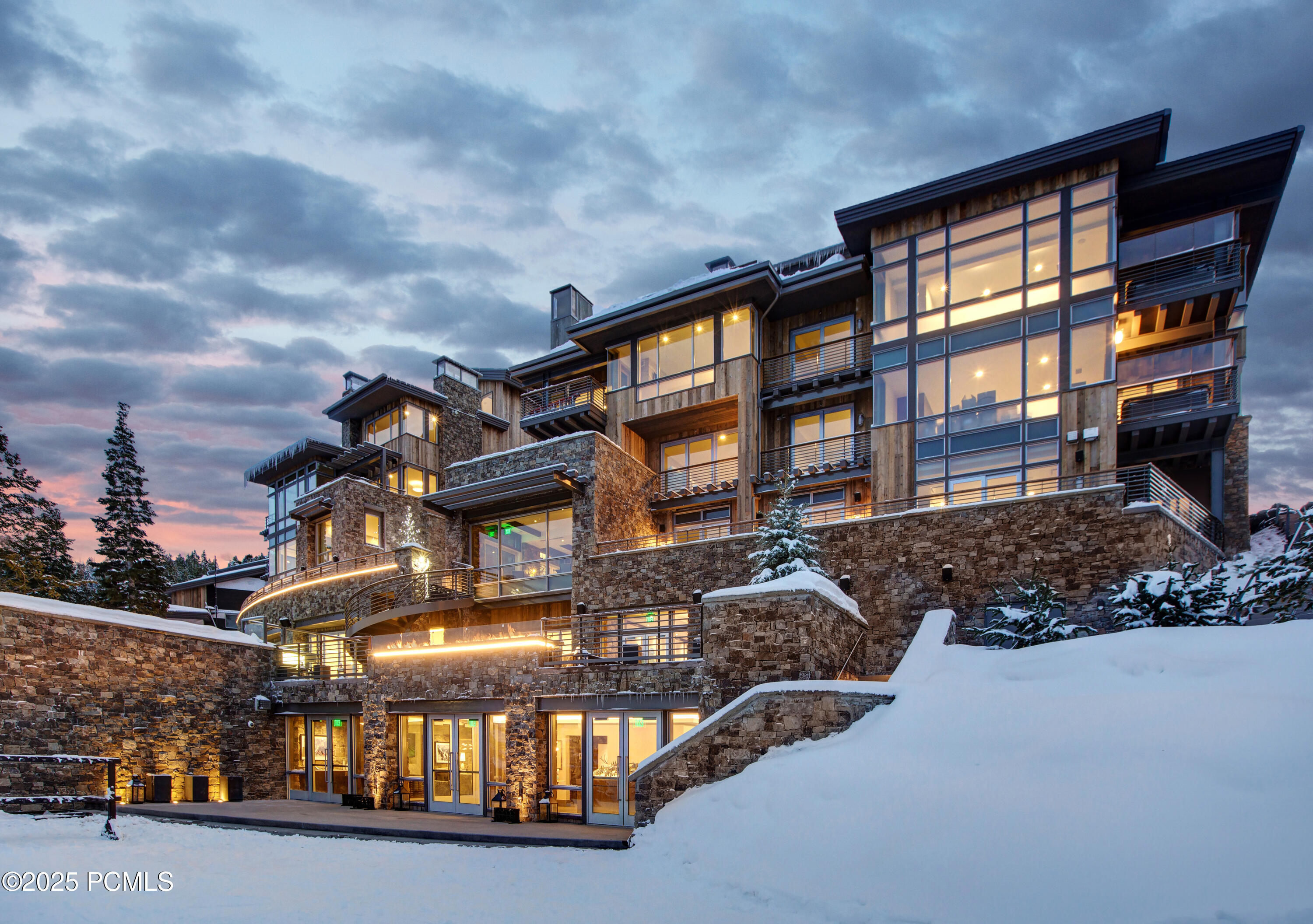 Park City, Utah 84060, United States, 2 Bedrooms Bedrooms, ,3 BathroomsBathrooms,Residential,Pending,253208