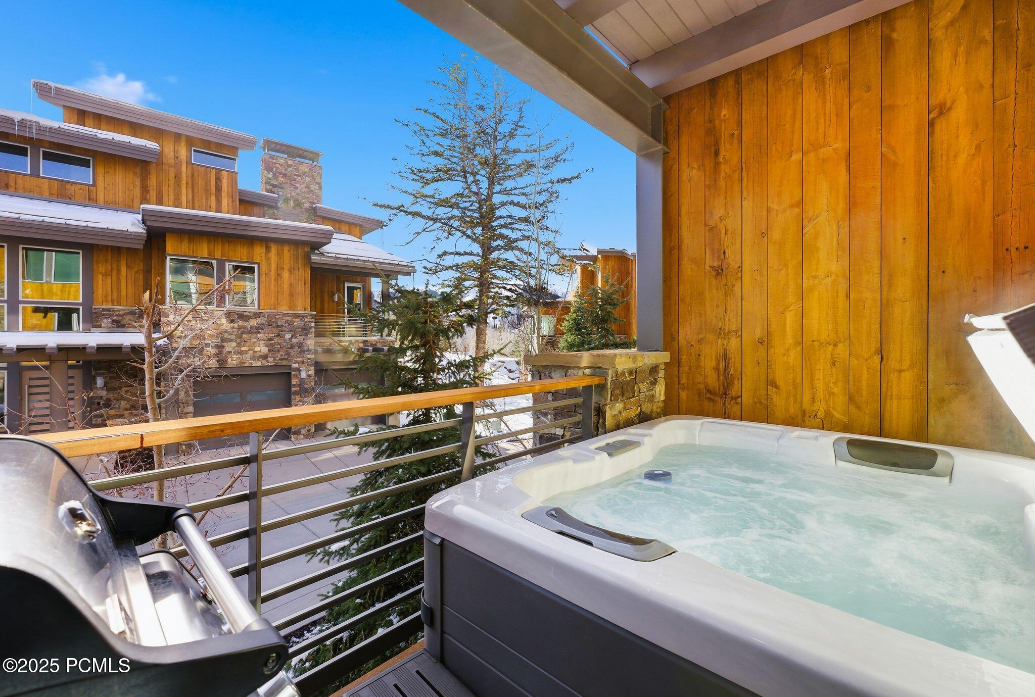 Park City, Utah 84060, United States, 2 Bedrooms Bedrooms, ,3 BathroomsBathrooms,Residential,Pending,253208