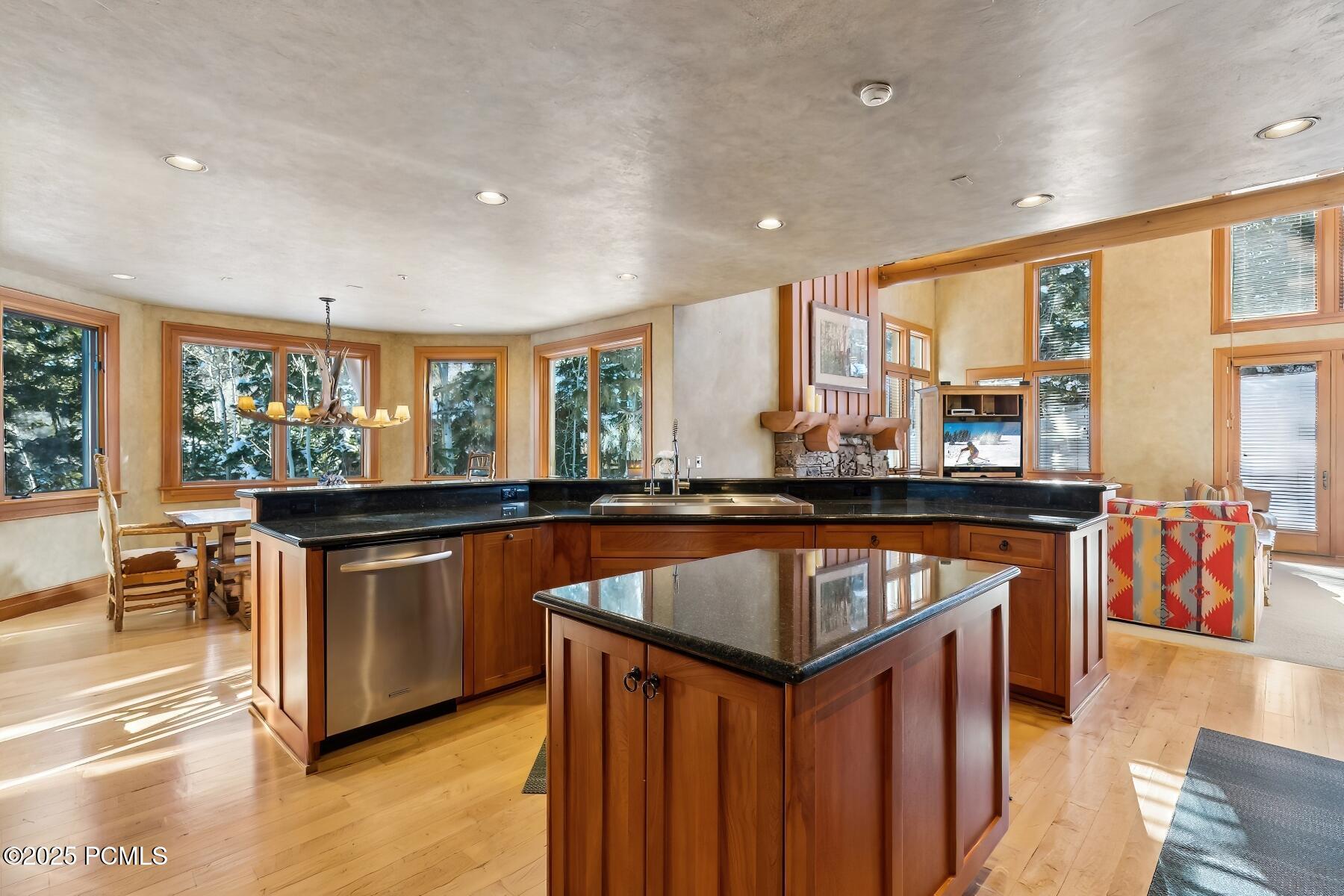 Park City, Utah 84060, United States, 6 Bedrooms Bedrooms, ,7 BathroomsBathrooms,Residential,Pending,17323