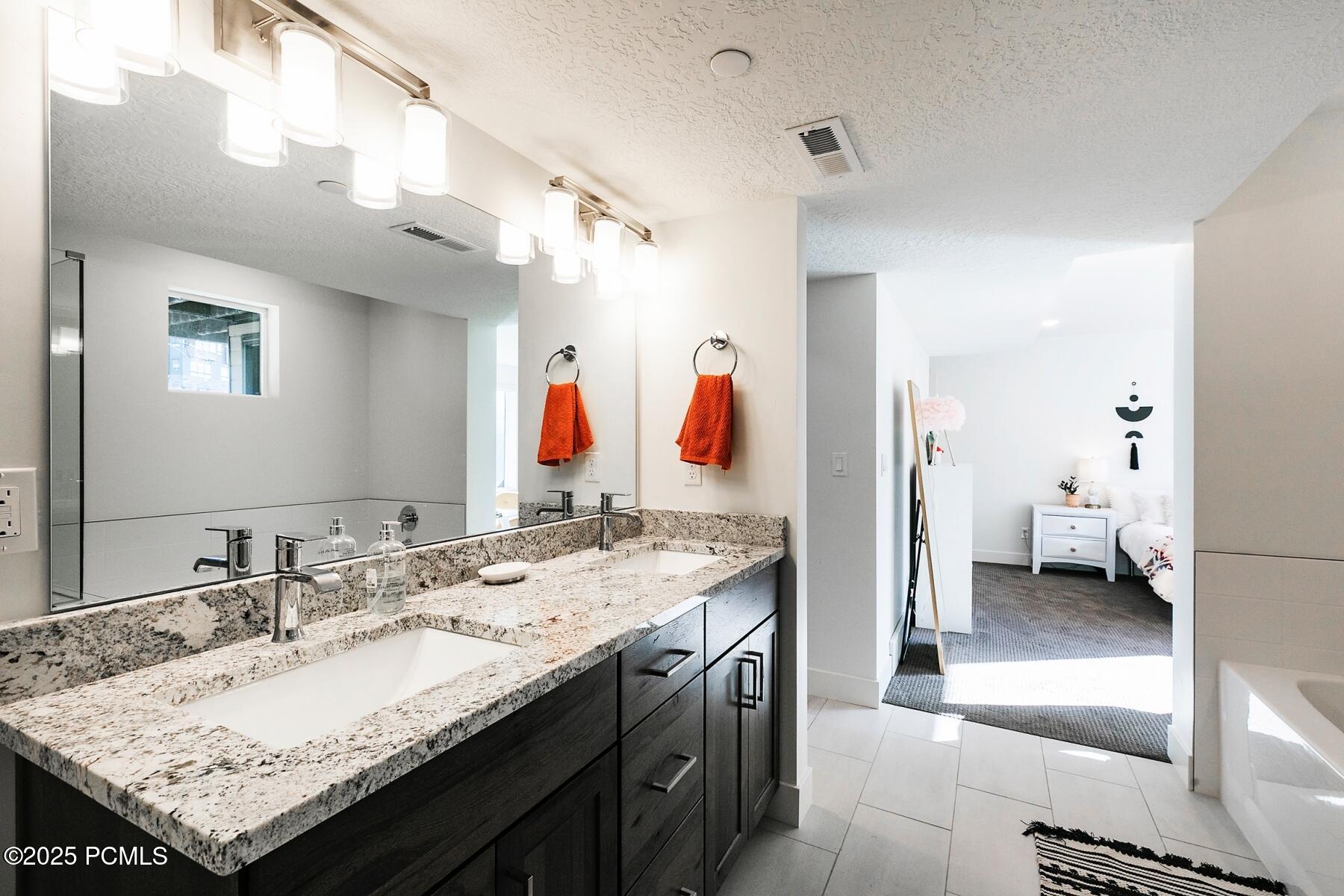 Park City, Utah 84098, United States, 2 Bedrooms Bedrooms, ,3 BathroomsBathrooms,Residential,Active,95059