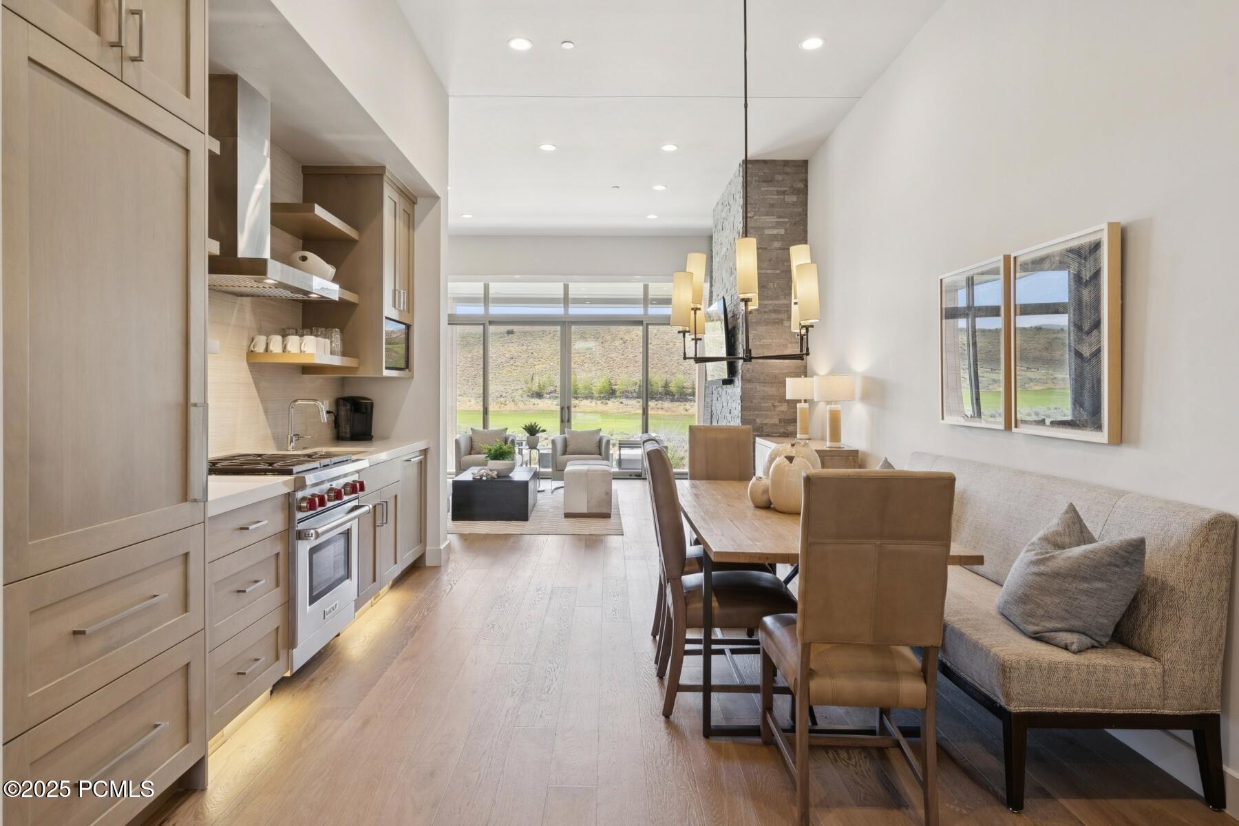 Park City, Utah 84098, United States, 2 Bedrooms Bedrooms, ,3 BathroomsBathrooms,Residential,Pending,197725