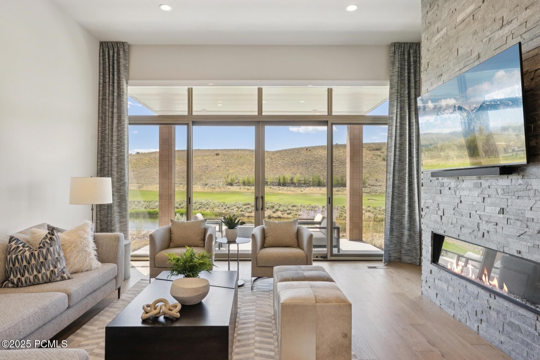 Park City, Utah 84098, United States, 2 Bedrooms Bedrooms, ,3 BathroomsBathrooms,Residential,Pending,197725