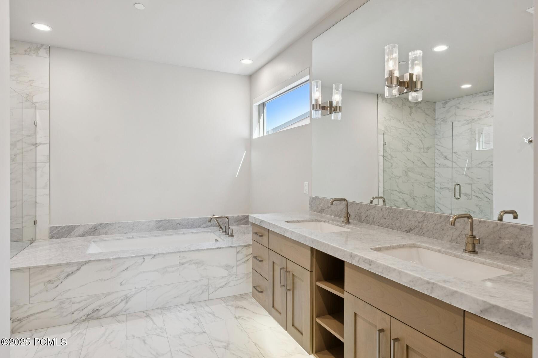 Park City, Utah 84098, United States, 2 Bedrooms Bedrooms, ,3 BathroomsBathrooms,Residential,Pending,197725