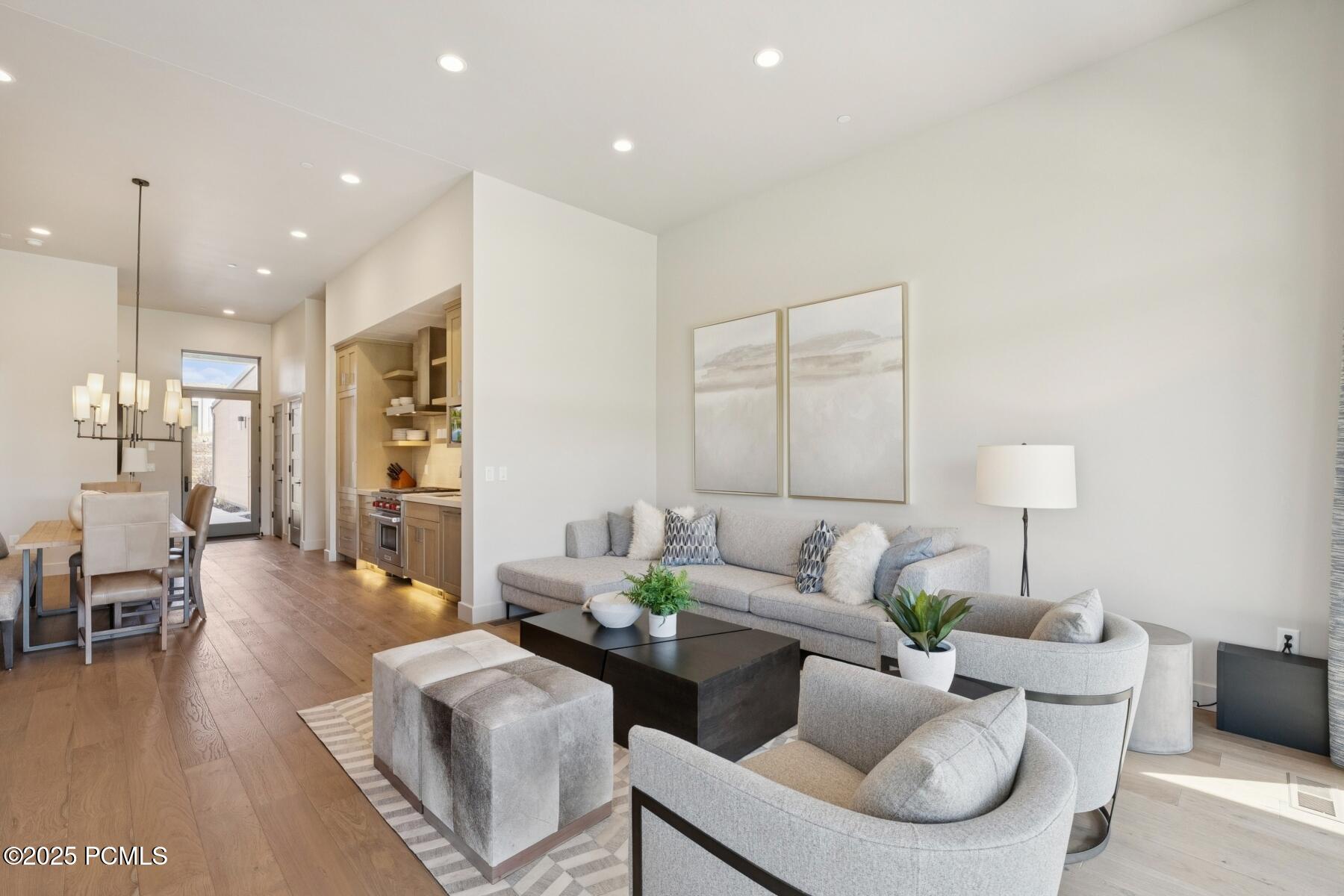 Park City, Utah 84098, United States, 2 Bedrooms Bedrooms, ,3 BathroomsBathrooms,Residential,Pending,197725