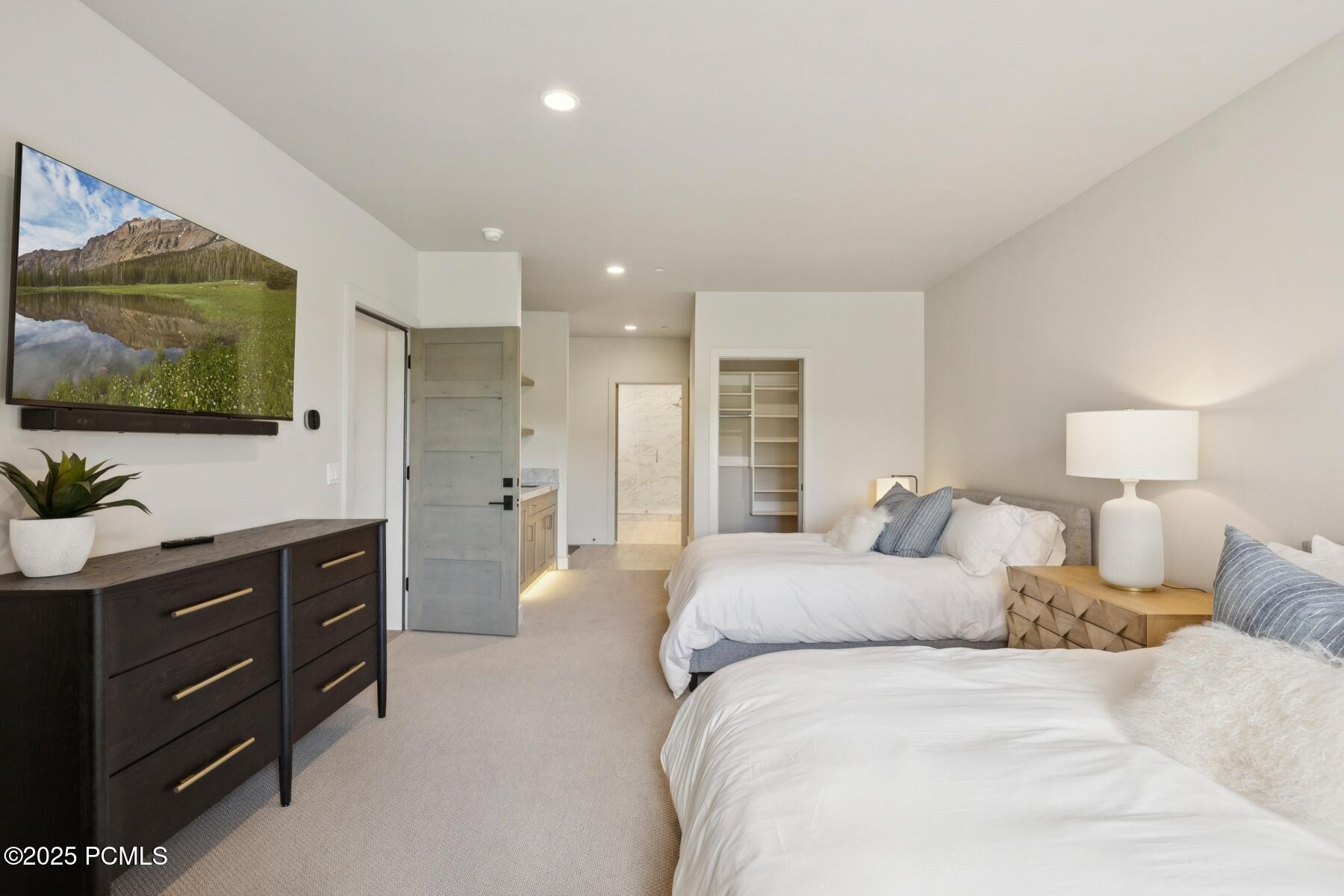 Park City, Utah 84098, United States, 2 Bedrooms Bedrooms, ,3 BathroomsBathrooms,Residential,Pending,197725