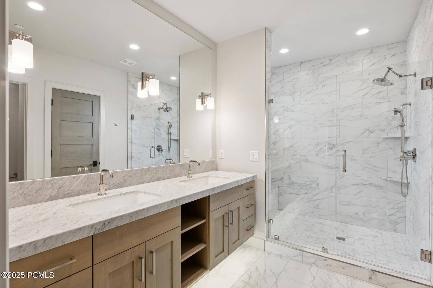 Park City, Utah 84098, United States, 2 Bedrooms Bedrooms, ,3 BathroomsBathrooms,Residential,Pending,197725