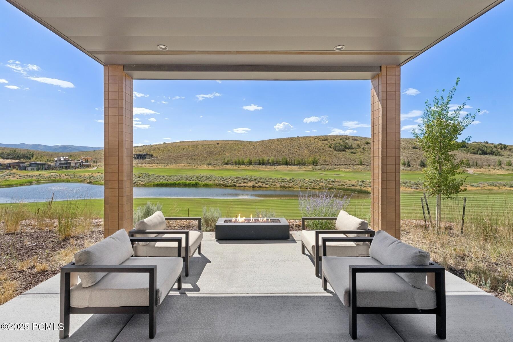 Park City, Utah 84098, United States, 2 Bedrooms Bedrooms, ,3 BathroomsBathrooms,Residential,Pending,197725