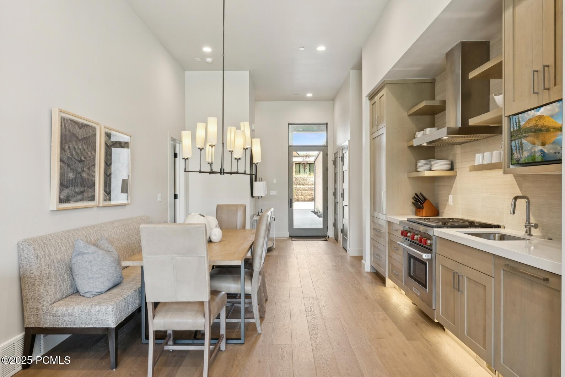 Park City, Utah 84098, United States, 2 Bedrooms Bedrooms, ,3 BathroomsBathrooms,Residential,Pending,197725