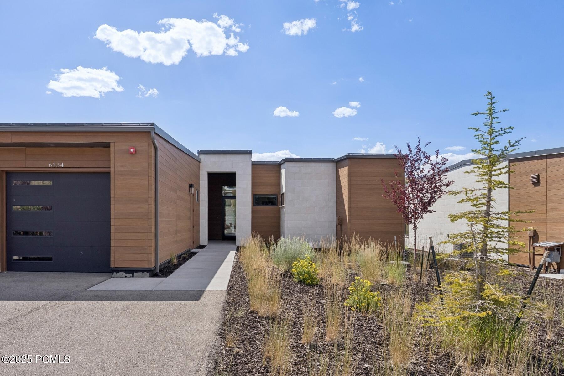 Park City, Utah 84098, United States, 2 Bedrooms Bedrooms, ,3 BathroomsBathrooms,Residential,Pending,197725