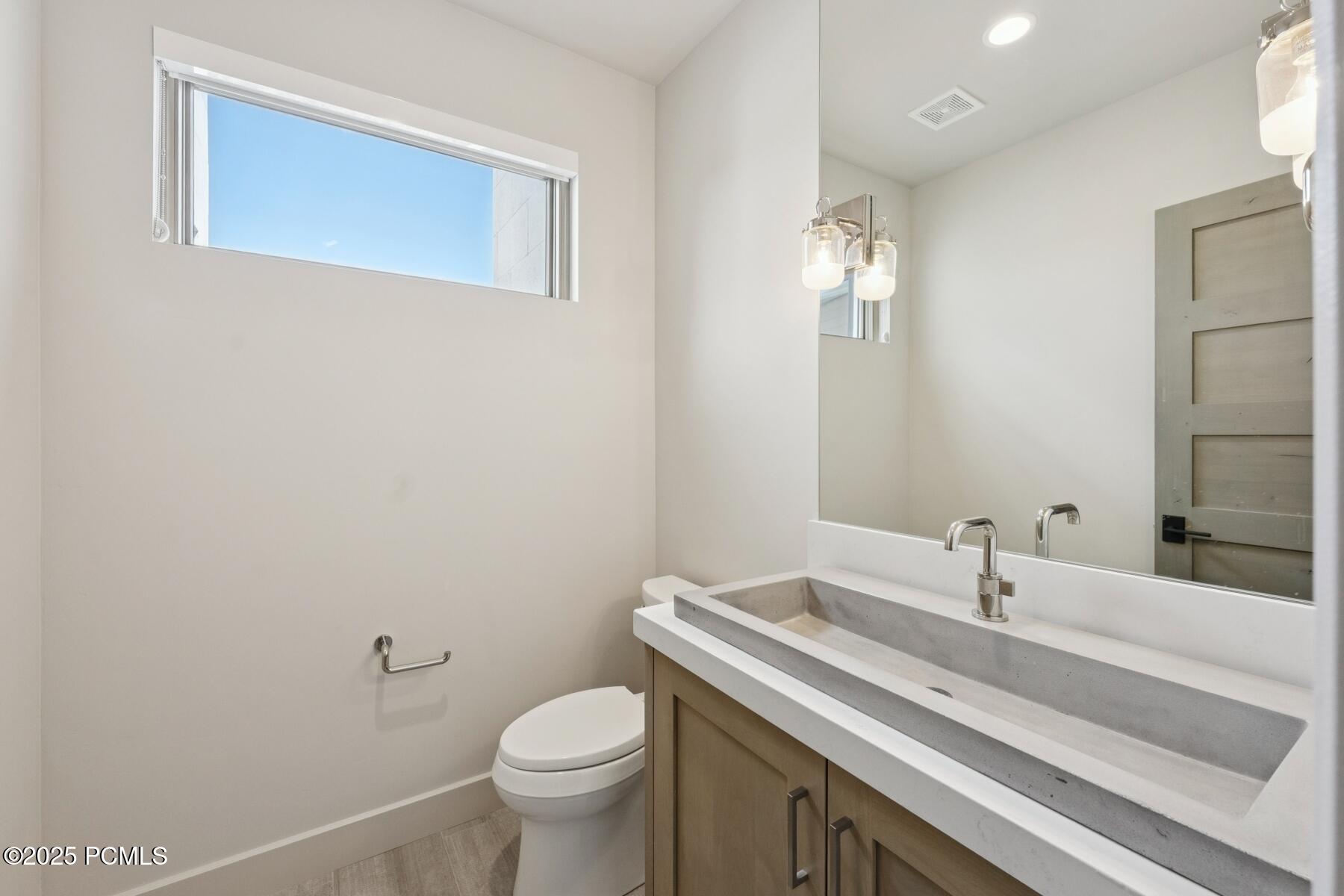 Park City, Utah 84098, United States, 2 Bedrooms Bedrooms, ,3 BathroomsBathrooms,Residential,Pending,197725