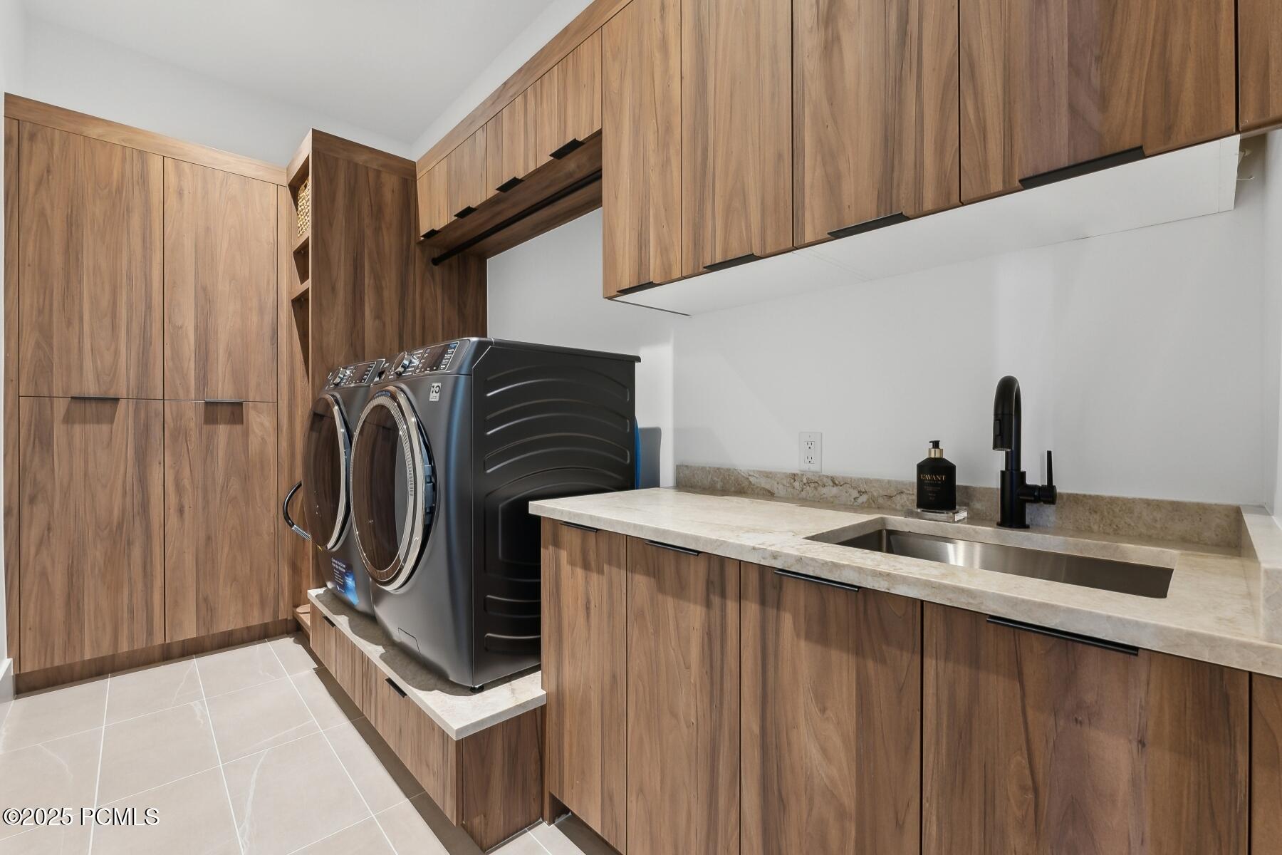 Park City, Utah 84098, United States, 6 Bedrooms Bedrooms, ,9 BathroomsBathrooms,Residential,Pending,87495