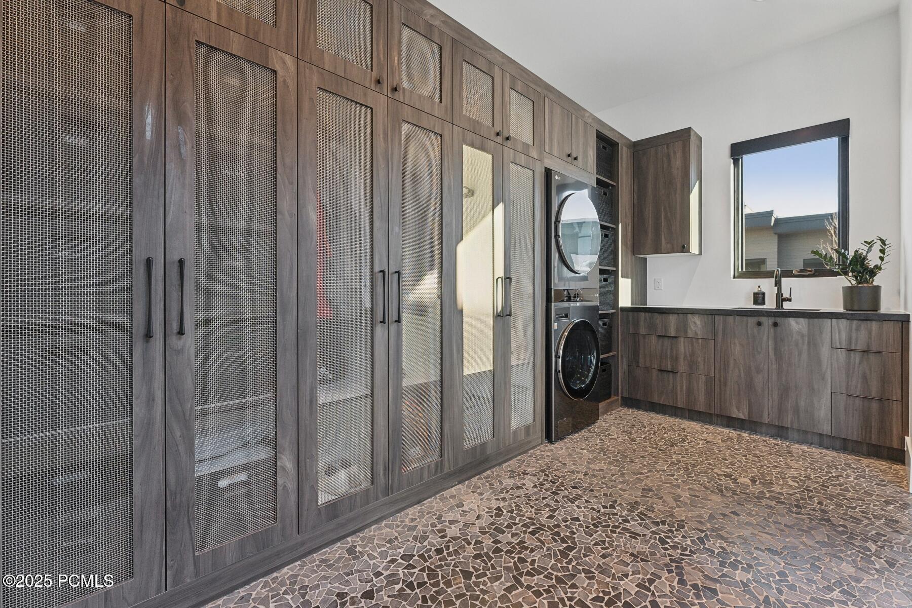 Park City, Utah 84098, United States, 6 Bedrooms Bedrooms, ,9 BathroomsBathrooms,Residential,Pending,87495