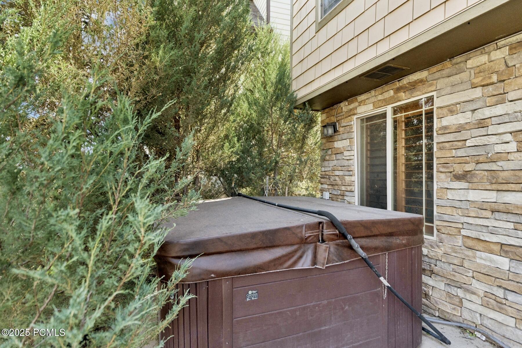 Park City, Utah 84098, United States, 4 Bedrooms Bedrooms, ,4 BathroomsBathrooms,Residential,Pending,181158