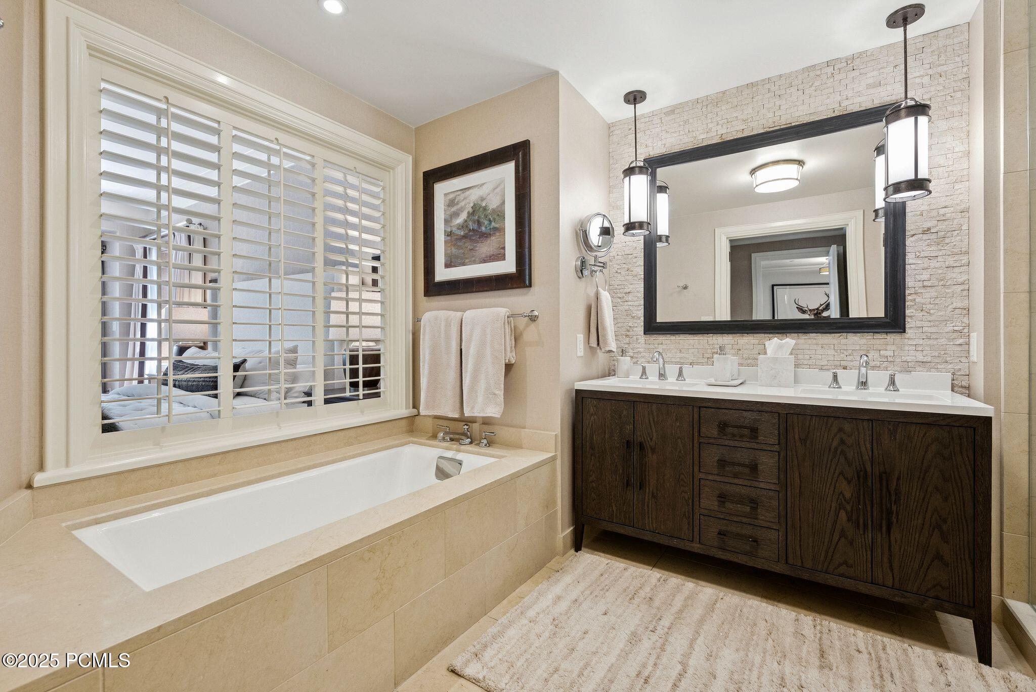 Park City, Utah 84060, United States, 2 Bedrooms Bedrooms, ,3 BathroomsBathrooms,Residential,Active,176620