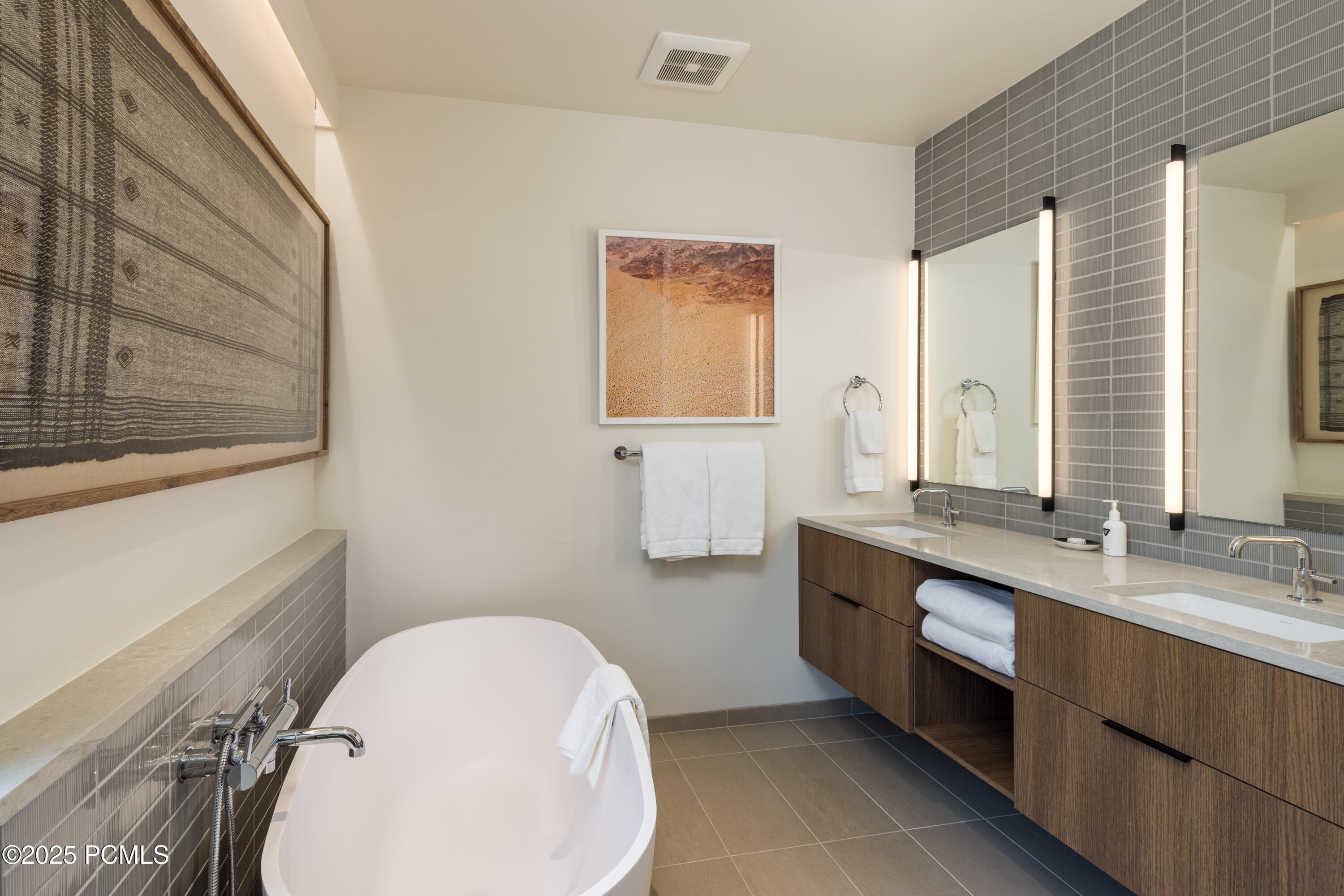 Moab, Utah 84532, United States, 2 Bedrooms Bedrooms, ,3 BathroomsBathrooms,Residential,Active,23660