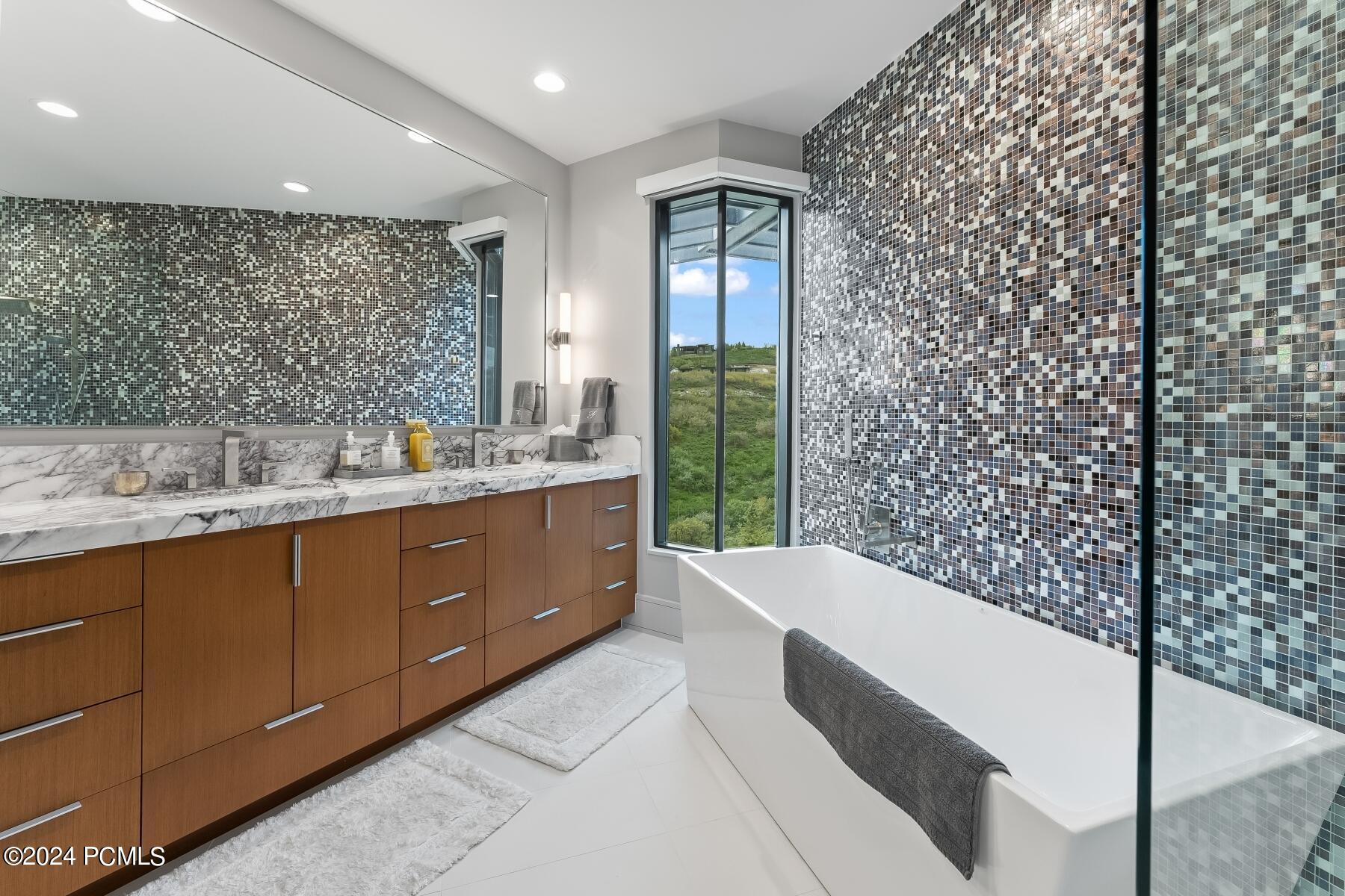 Park City, Utah 84098, United States, 5 Bedrooms Bedrooms, ,8 BathroomsBathrooms,Residential,Pending,73704