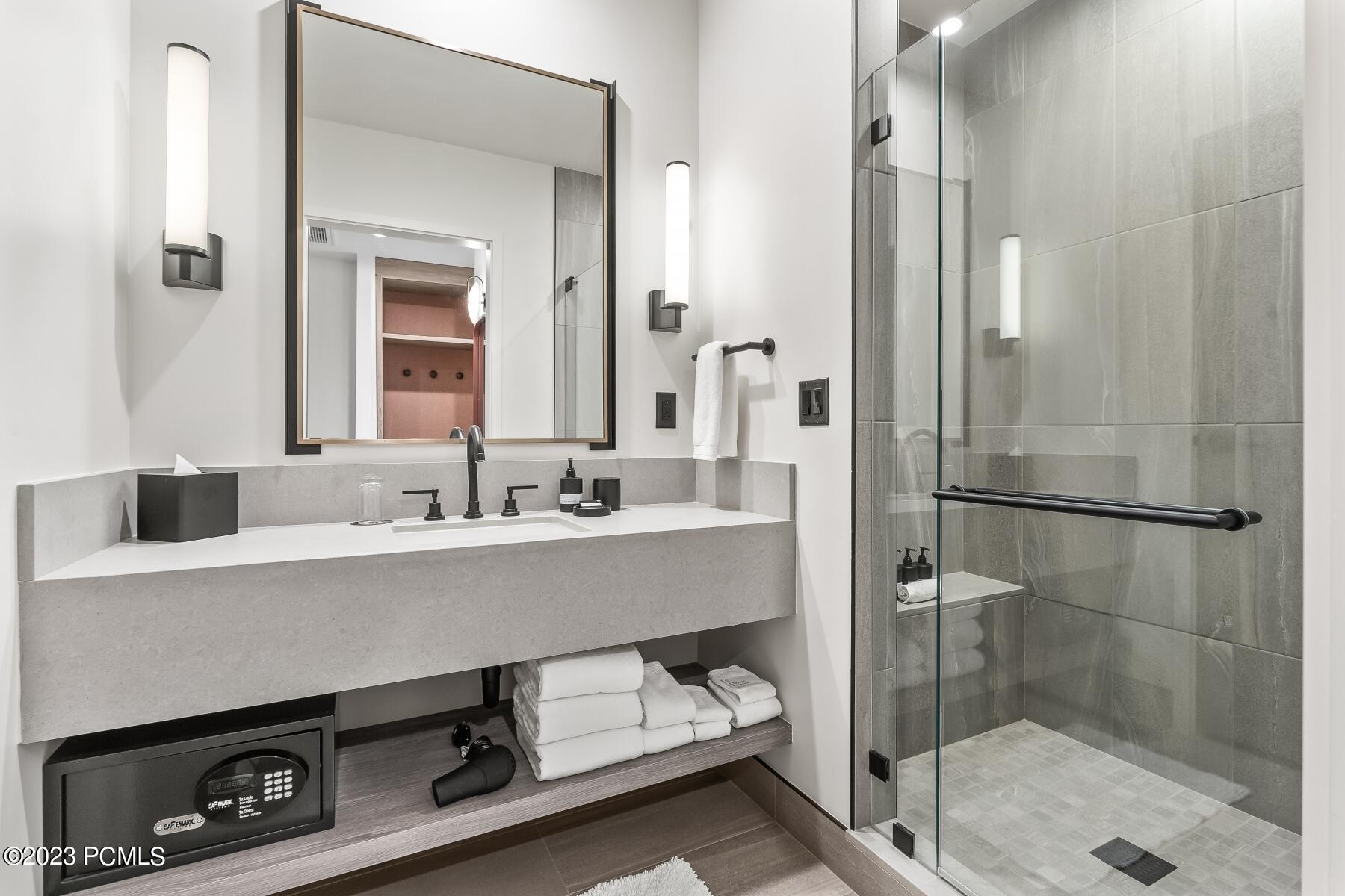 Park City, Utah 84098, United States, 2 Bedrooms Bedrooms, ,3 BathroomsBathrooms,Residential,Pending,70407