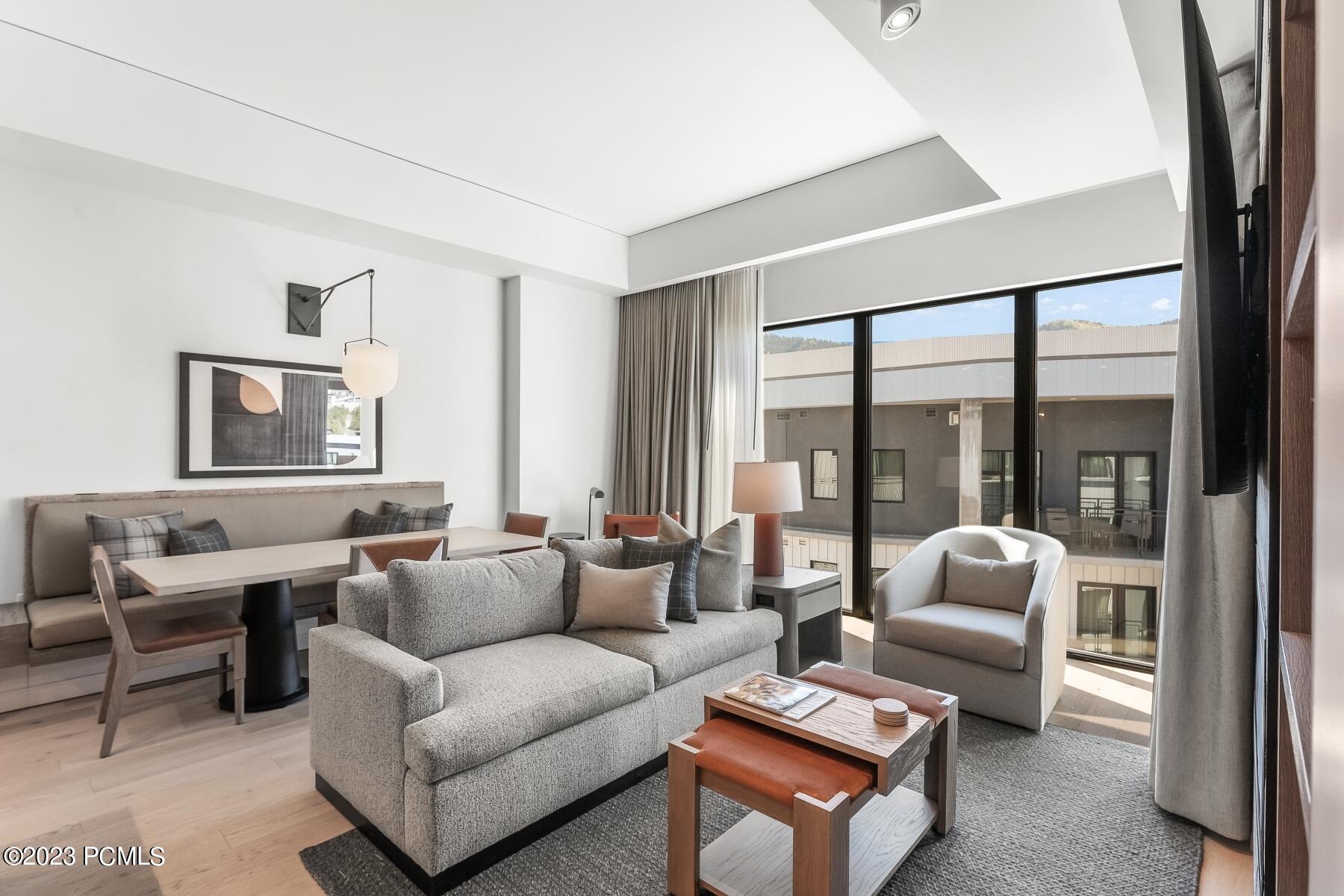 Park City, Utah 84098, United States, 2 Bedrooms Bedrooms, ,3 BathroomsBathrooms,Residential,Pending,70407