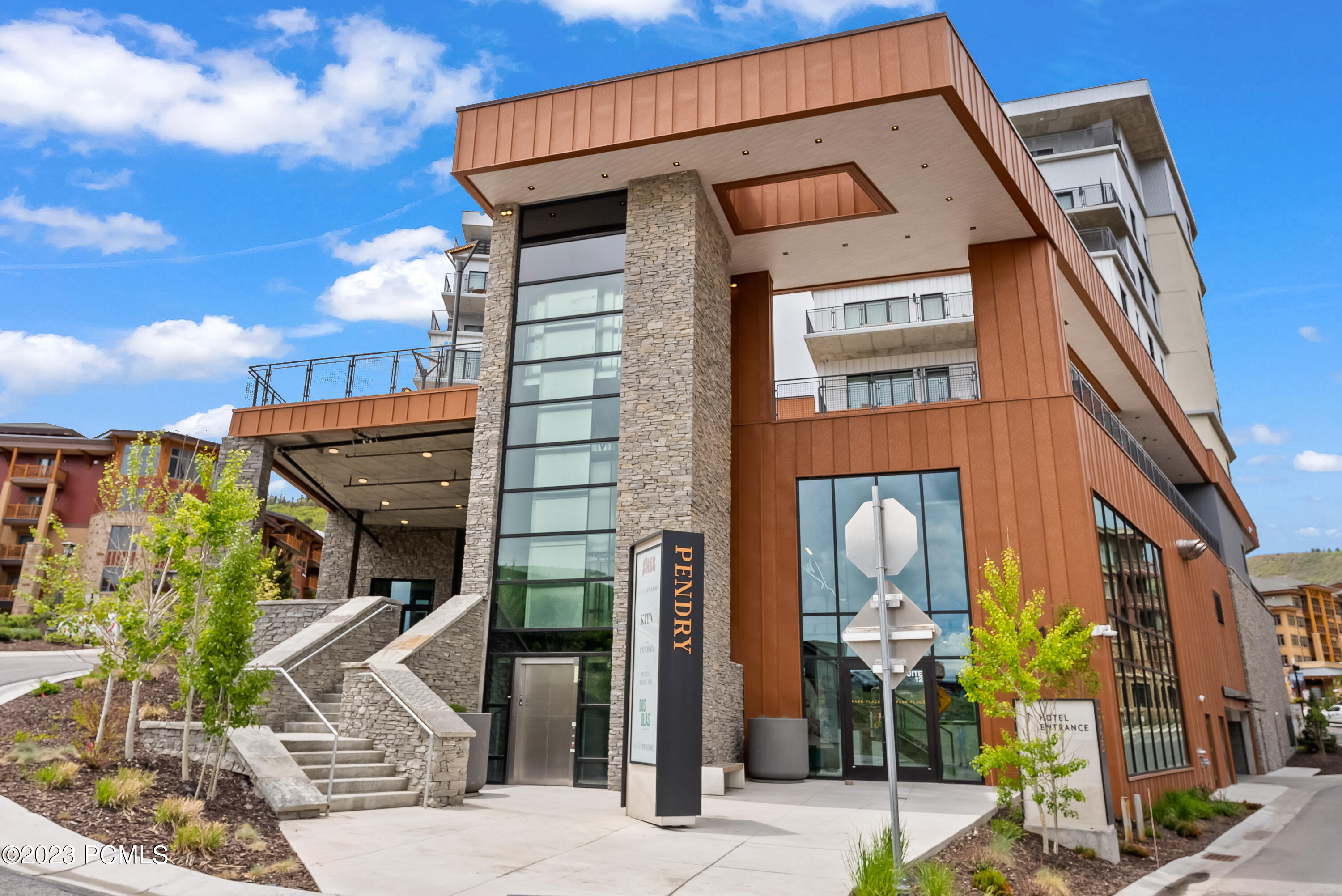 Park City, Utah 84098, United States, 2 Bedrooms Bedrooms, ,3 BathroomsBathrooms,Residential,Pending,70407