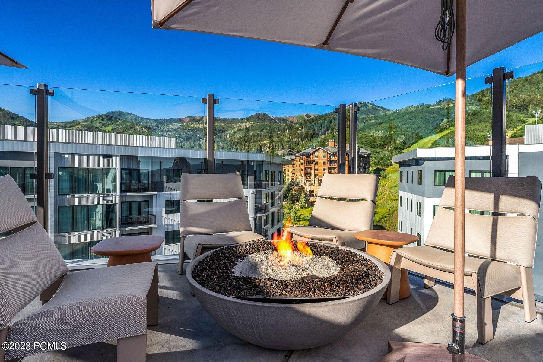 Park City, Utah 84098, United States, 2 Bedrooms Bedrooms, ,3 BathroomsBathrooms,Residential,Pending,70407