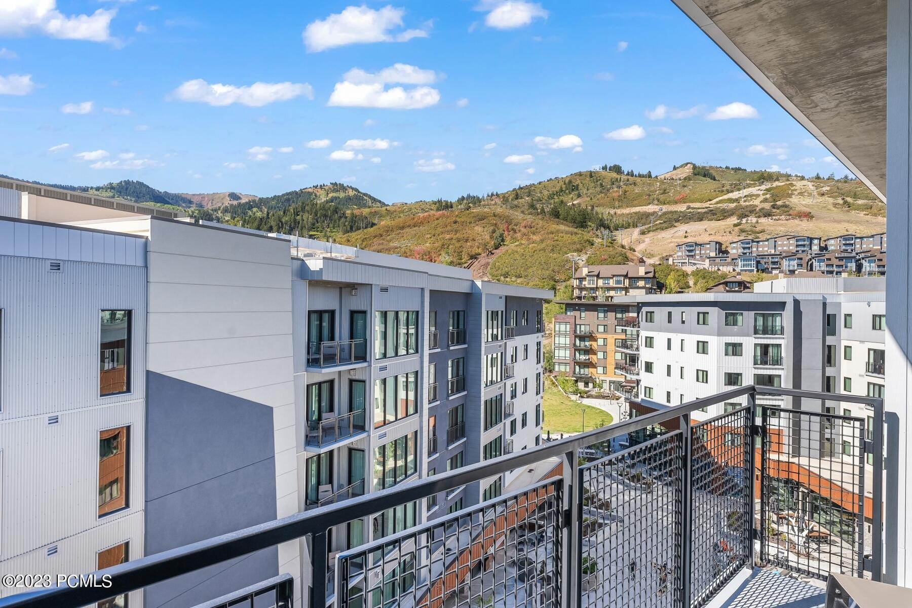 Park City, Utah 84098, United States, 2 Bedrooms Bedrooms, ,3 BathroomsBathrooms,Residential,Pending,70407