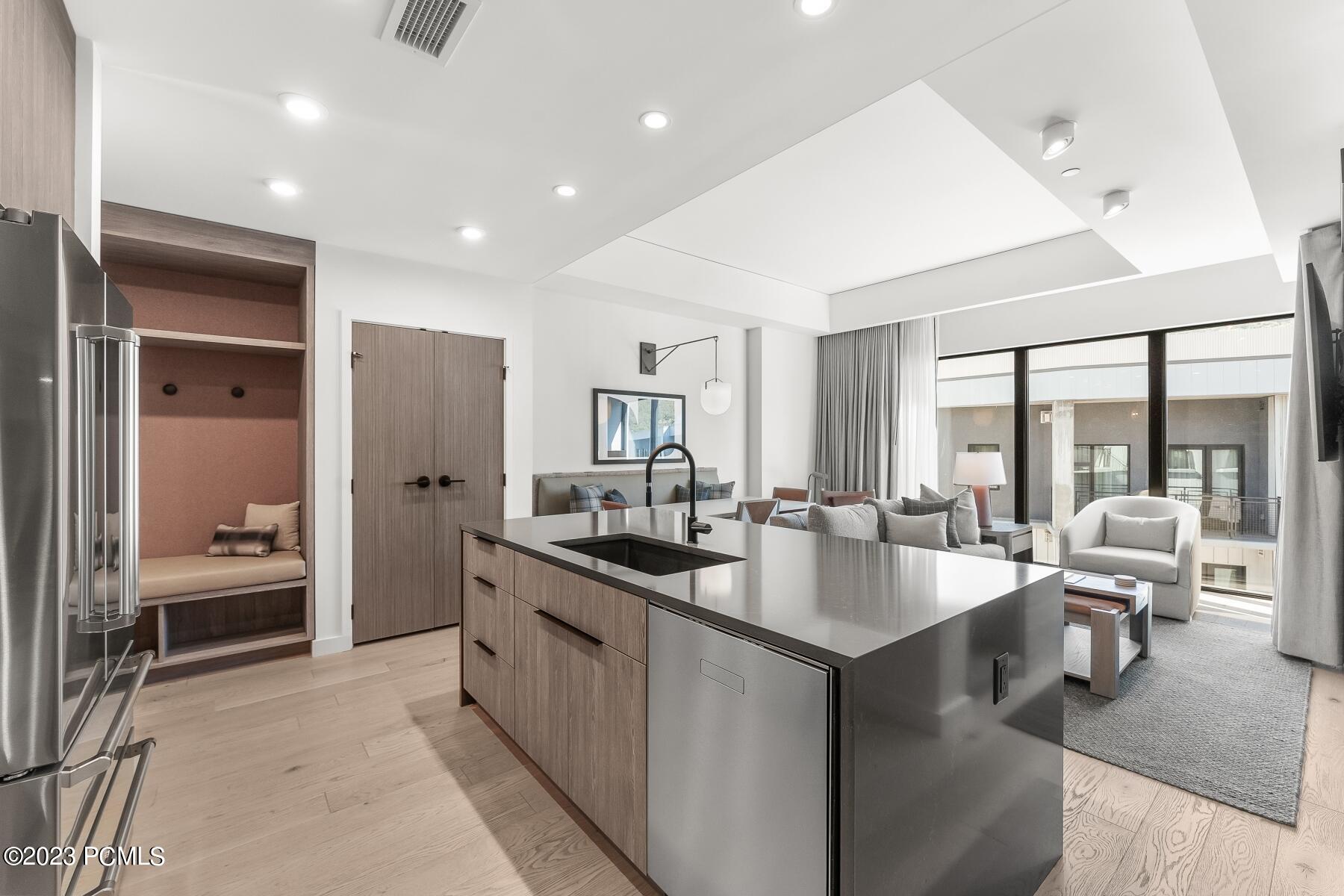 Park City, Utah 84098, United States, 2 Bedrooms Bedrooms, ,3 BathroomsBathrooms,Residential,Pending,70407