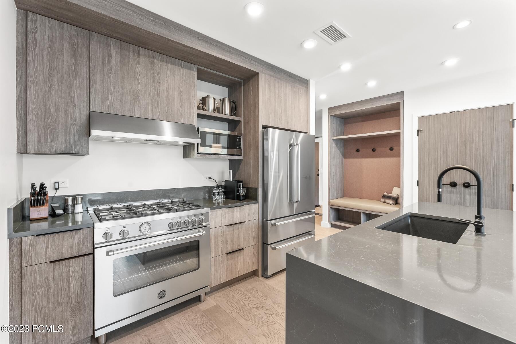 Park City, Utah 84098, United States, 2 Bedrooms Bedrooms, ,3 BathroomsBathrooms,Residential,Pending,70407